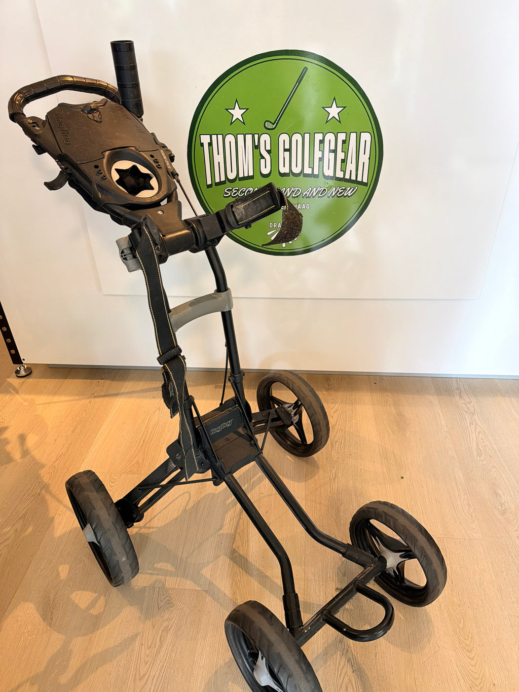 Thom's Golfgear Bagboy Smartquad trolley met vier wielen en handvat voor gemakkelijk golfbag transport.