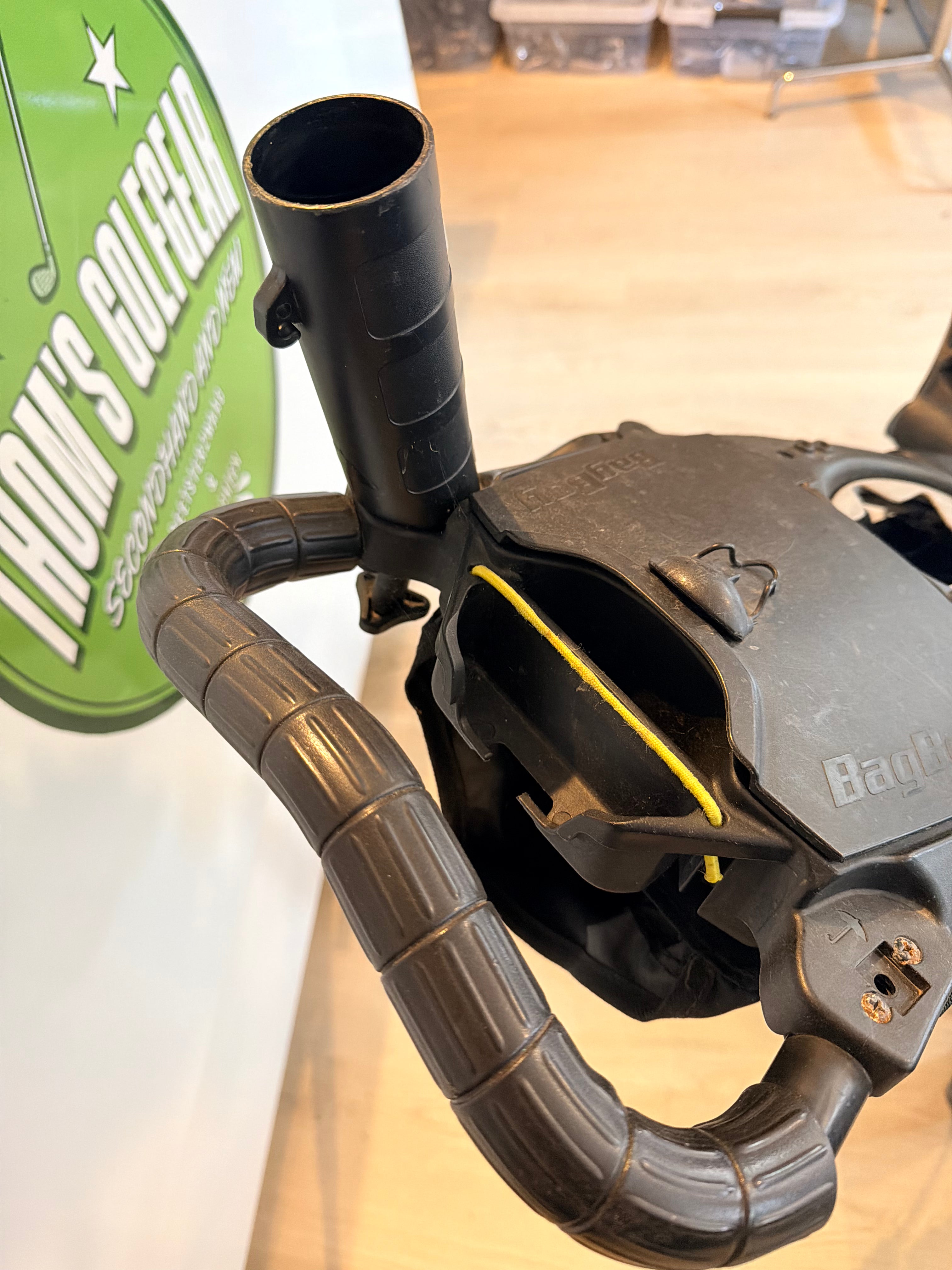 Zwart Bagboy Smartquad trolley voor golf, met handvat en wielen, ontworpen voor gemakkelijk vervoer van golfuitrusting.