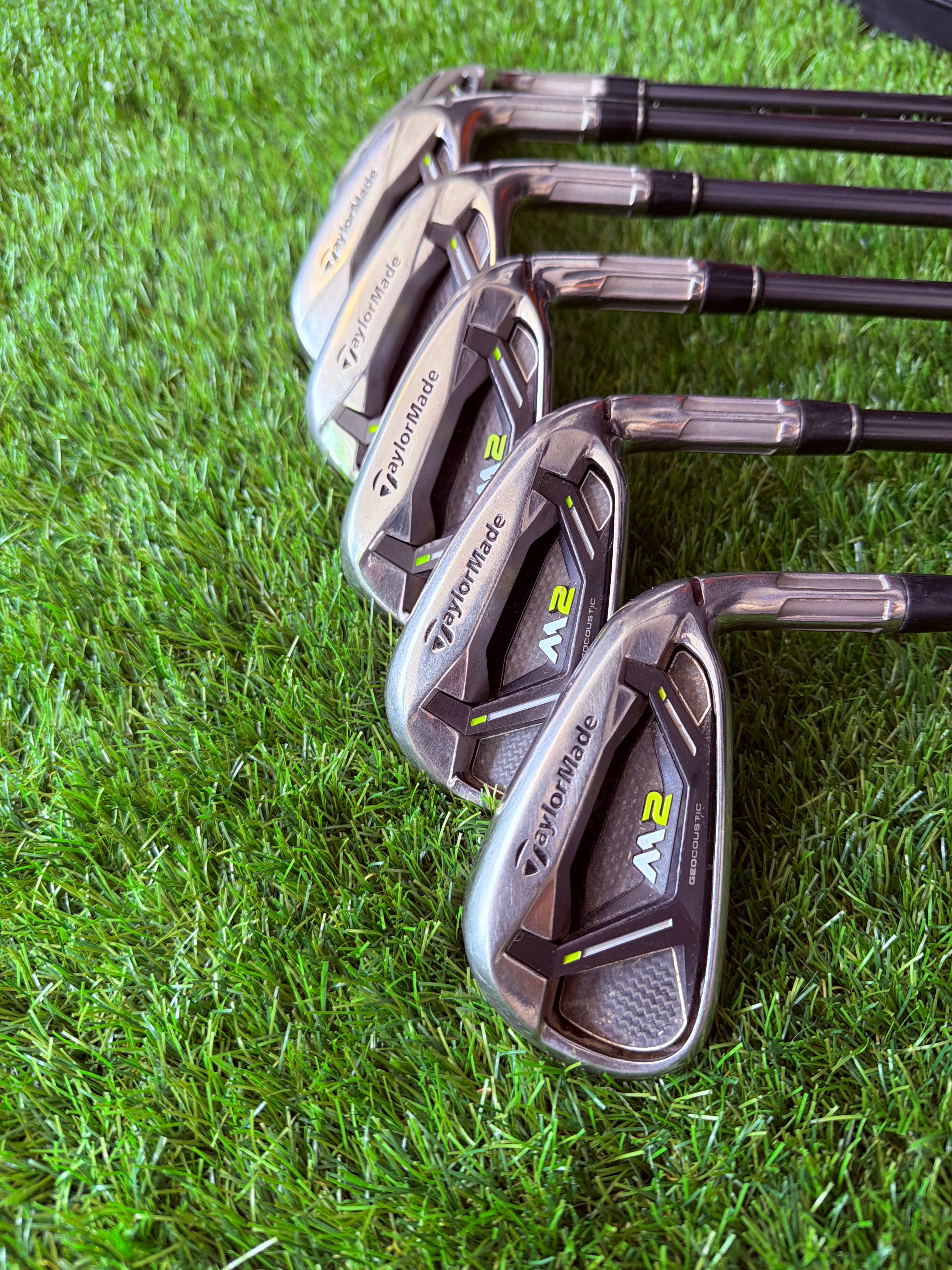 Rechtshandige TaylorMade M2 ijzers 5 tot PW, golfclubs met metalen kop en houten handvat, geschikt voor gevorderde golfers.