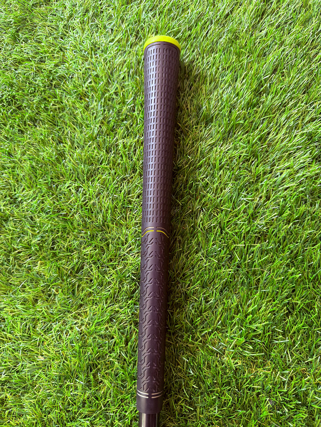 Rechtshandige TaylorMade M2 ijzers 5 tot PW, golfclubs op een houten golfbaan, met een blauwe hemel op de achtergrond