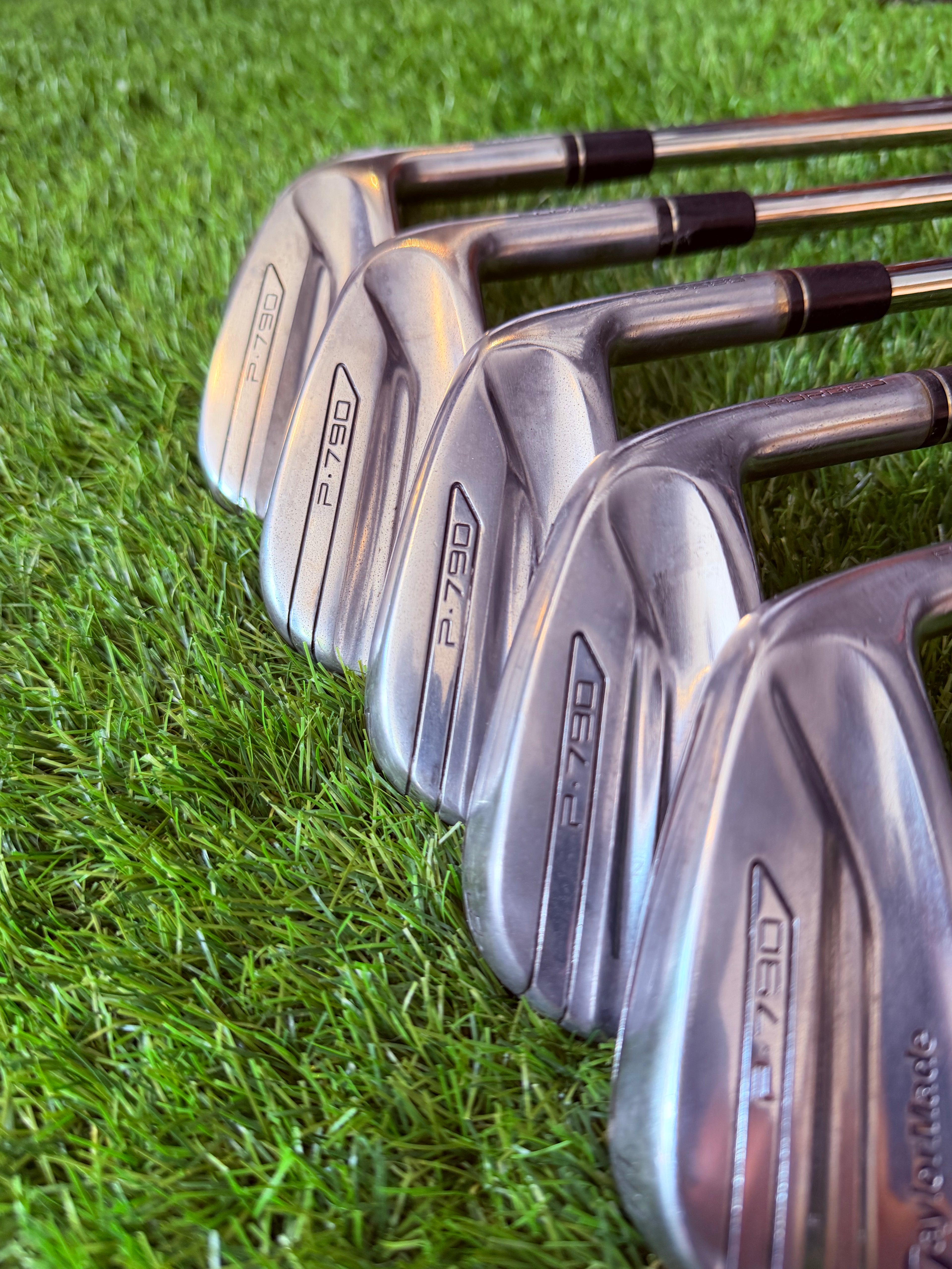 Rechtshandig TaylorMade P790 IJzerset 5 tot PW met golfclubs, zichtbaar op de afbeelding, voor golfspelers en clubs.