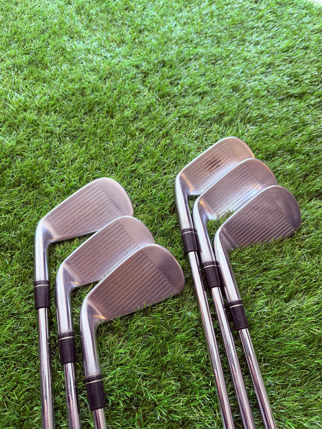 Rechtshandig TaylorMade P790 ijzerset 5 tot PW metaal golfclubs, zichtbaar met focus op clubhoofden en grip.