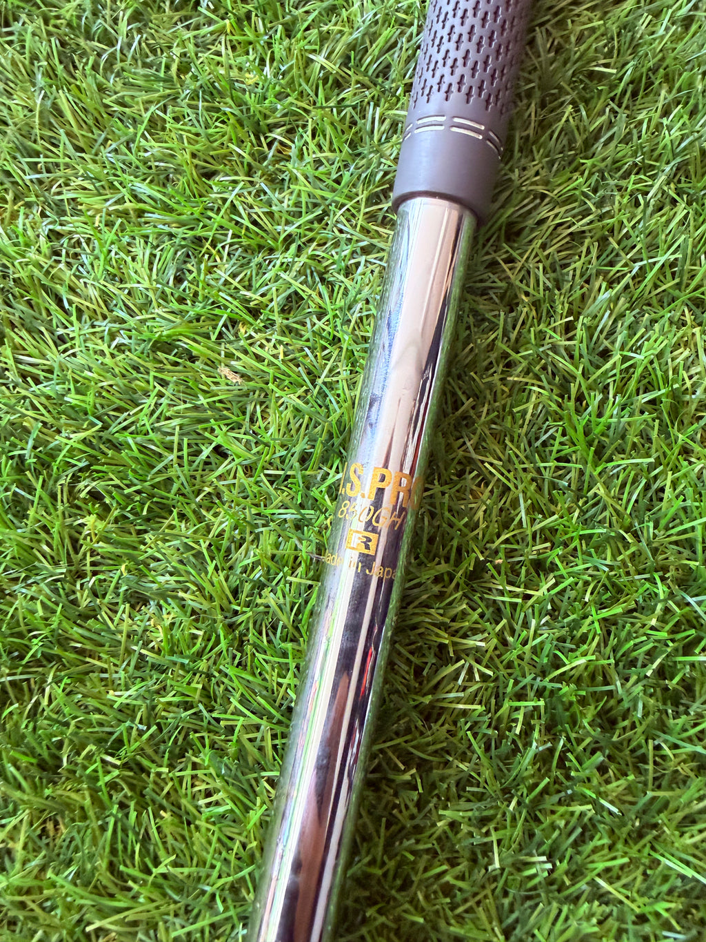 Rechtshandig TaylorMade P790 ijzerset 2017, 5 tot PW, golfclubs met graphite shafts op een golfbanen achtergrond