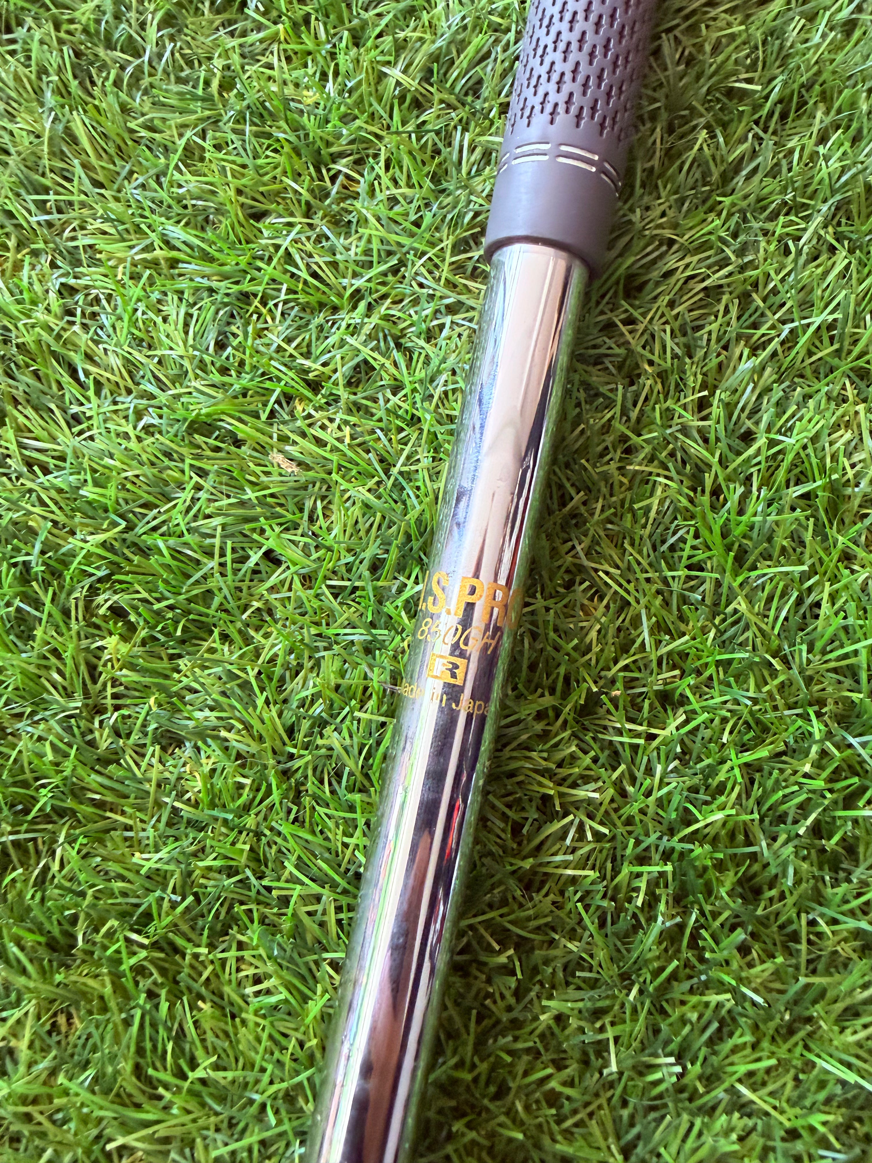 Rechtshandig TaylorMade P790 ijzerset 2017, 5 tot PW, golfclubs met graphite shafts op een golfbanen achtergrond