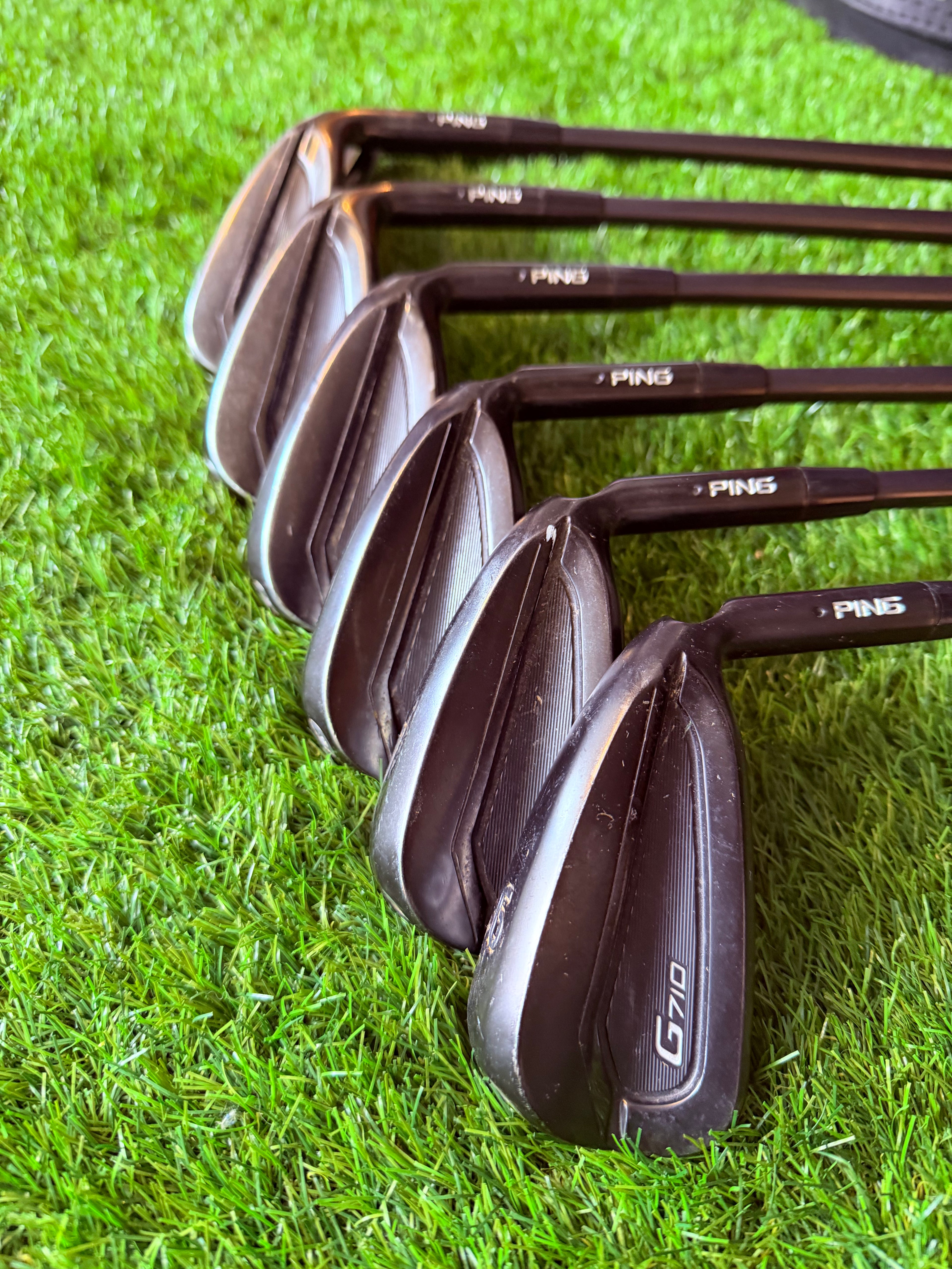 Rechtshandig PING G710 ijzers 6 tot SW met zwarte stip, golfclub ijzerset van Thom's Golfgear, liggen op gras
