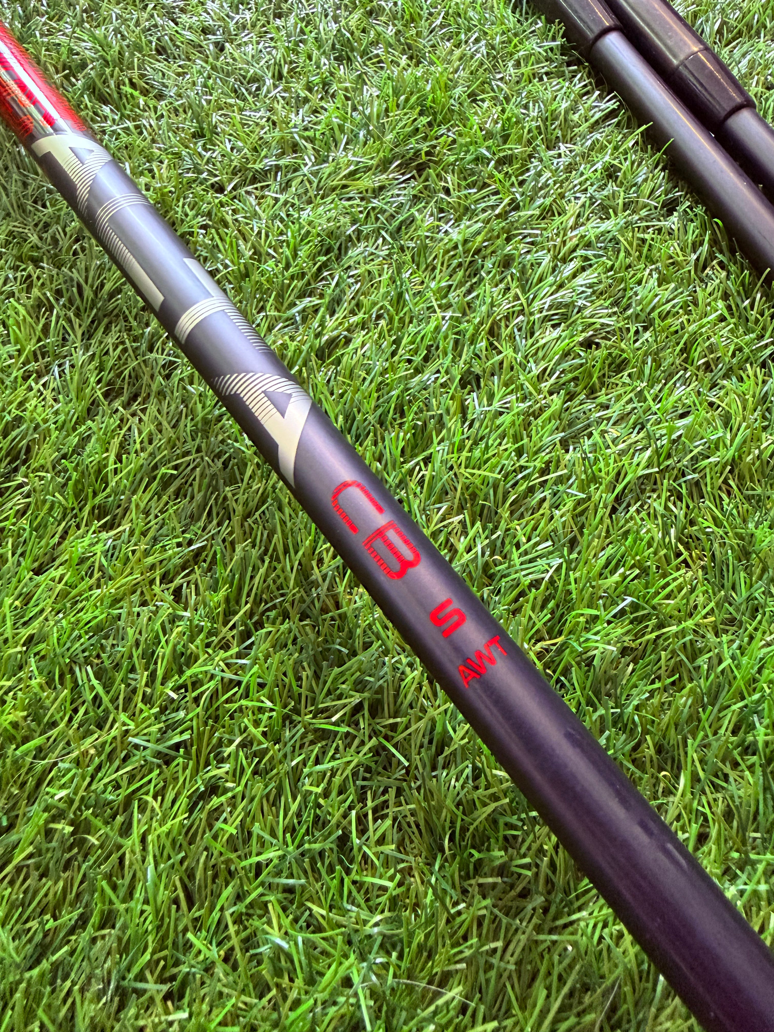 Rechtshandig PING G710 ijzerset met black dot markering, inclusief 6 tot SW clubs, op een golfbaan.