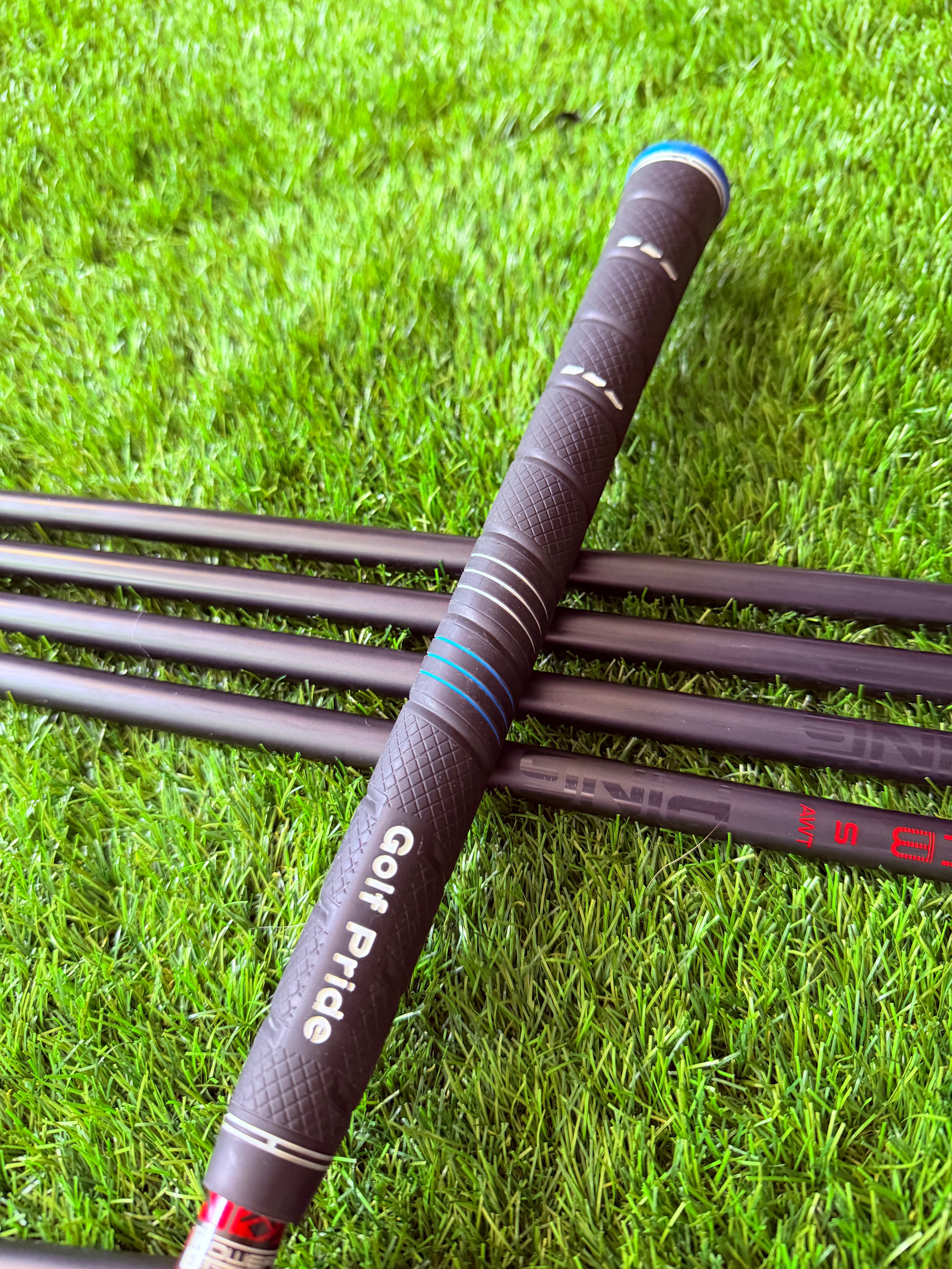 Rechtshandig PING G710 ijzerset met black dot, 6 tot SW, Thom's Golfgear, inclusief golfclubs met zwarte markeringen op de clubhoofden