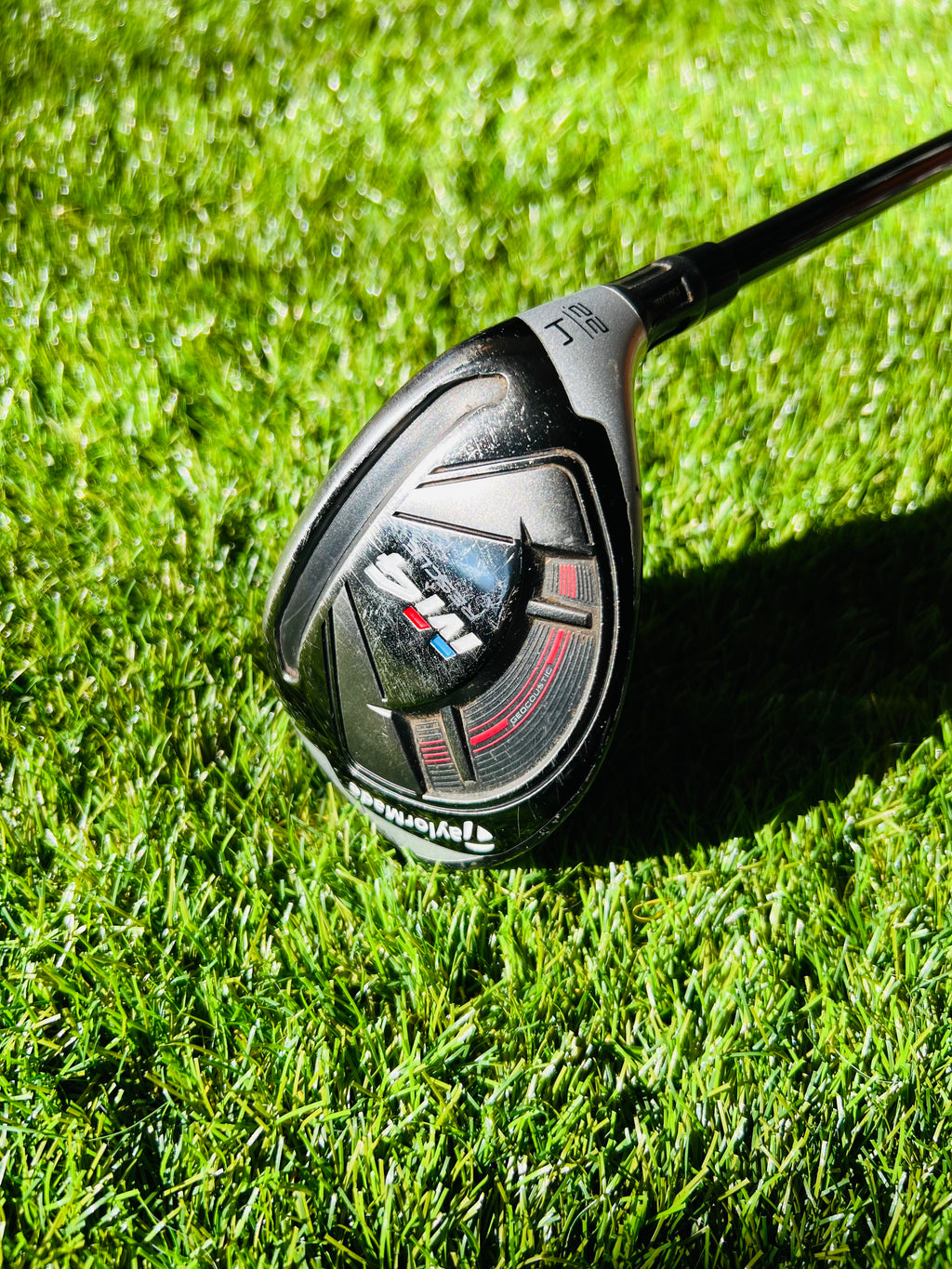 TaylorMade M4 Rescue Hybride 4 van Thom's Golfgear, 22°, zichtbaar met zwarte afwerking en graphite shaft.