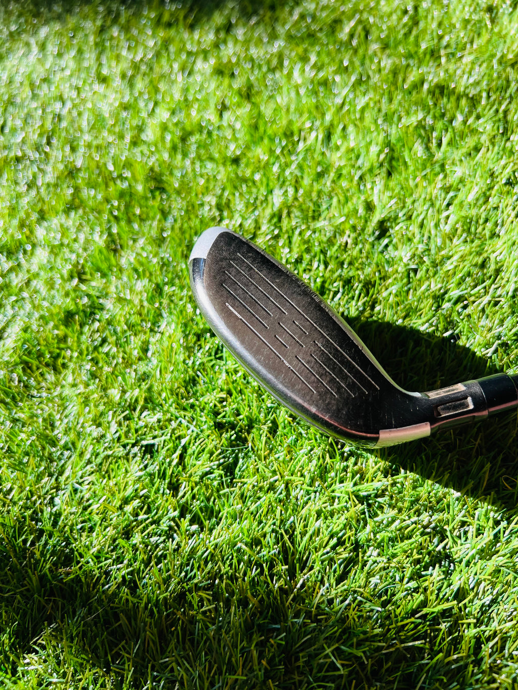 TaylorMade M4 Rescue hybride 4 (22°) met graphite shaft, zichtbaar op een golfbaan, geschikt voor golfliefhebbers en verbeterde prestaties.