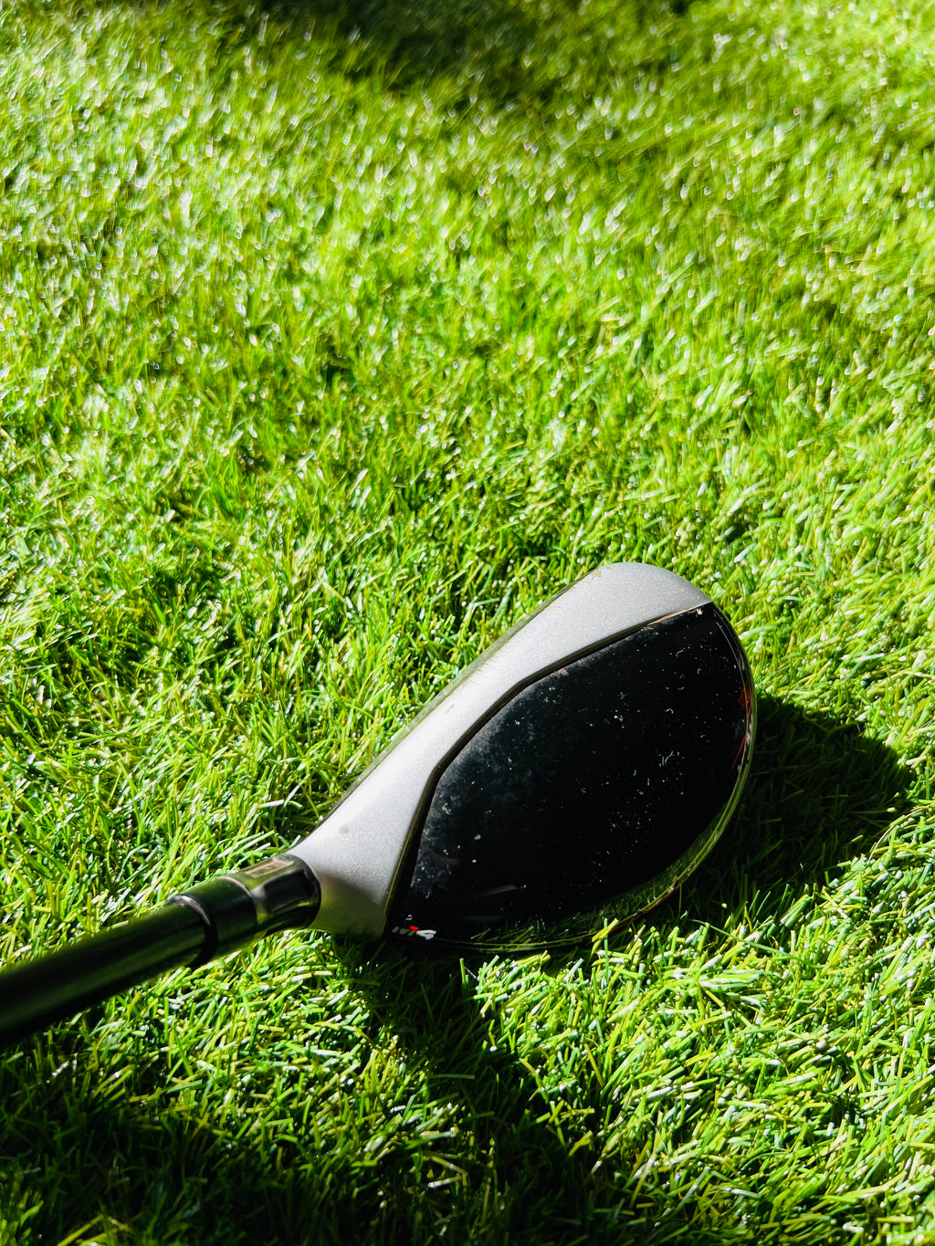 TaylorMade M4 Rescue hybride 4 (22°) golfclub met zwarte afwerking en graphite shaft, geschikt voor golfspelers.