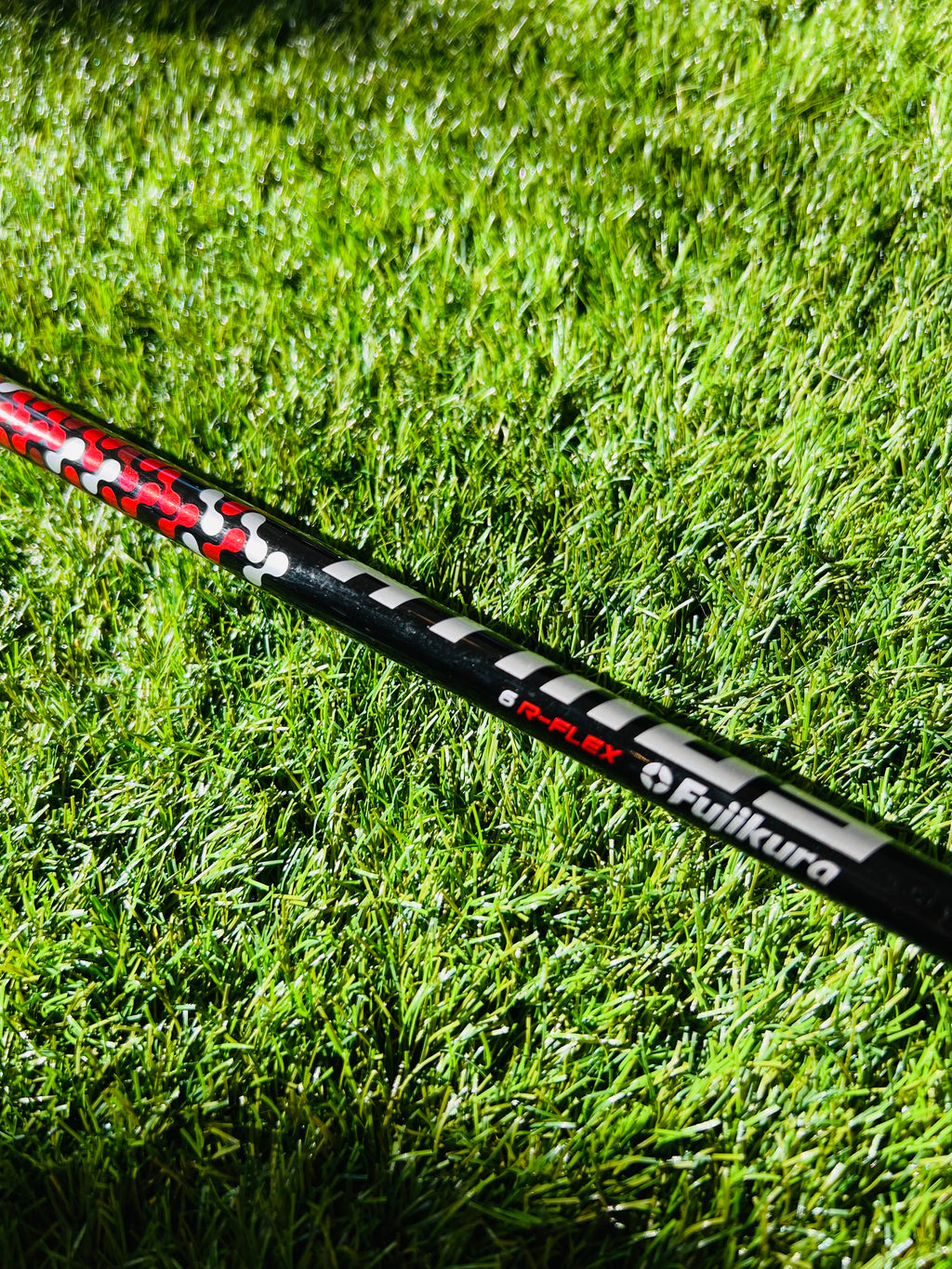 TaylorMade M4 Rescue hybride 4 (22°) golfclub, Thom's Golfgear, met graphite shaft en zwart ontwerp op de foto