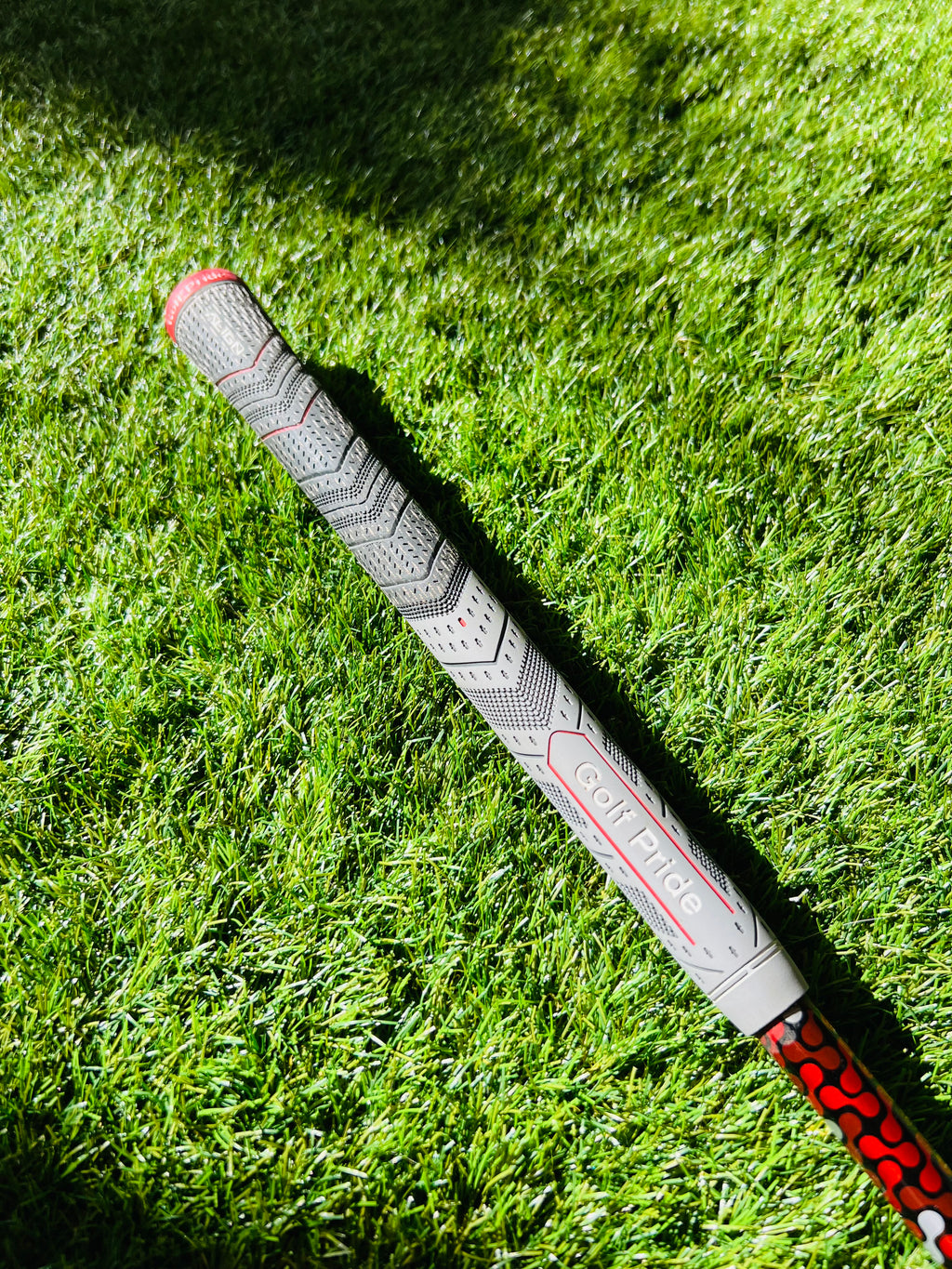 TaylorMade M4 Rescue hybride 4 (22°) met zwarte clubkop en grip, golfclub voor middellange afstanden, liggend op gras.