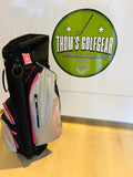 Bennington cartbag van Thom's Golfgear in grijs, zwart en roze, zichtbaar met meerdere vakken en draagriemen op golfkar.