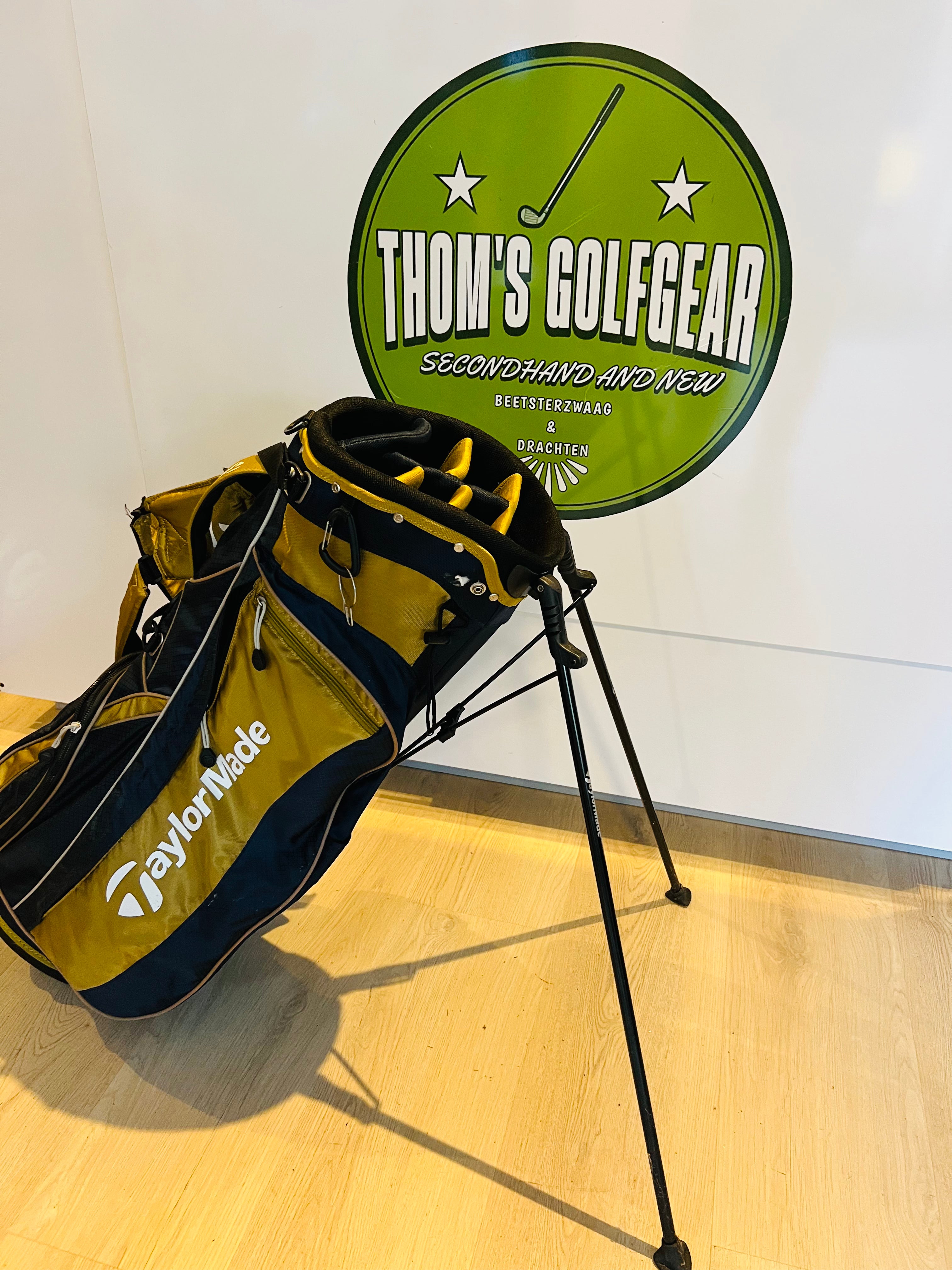 TaylorMade Standbag – Zwart / Navy Blauw / Goud-Geel