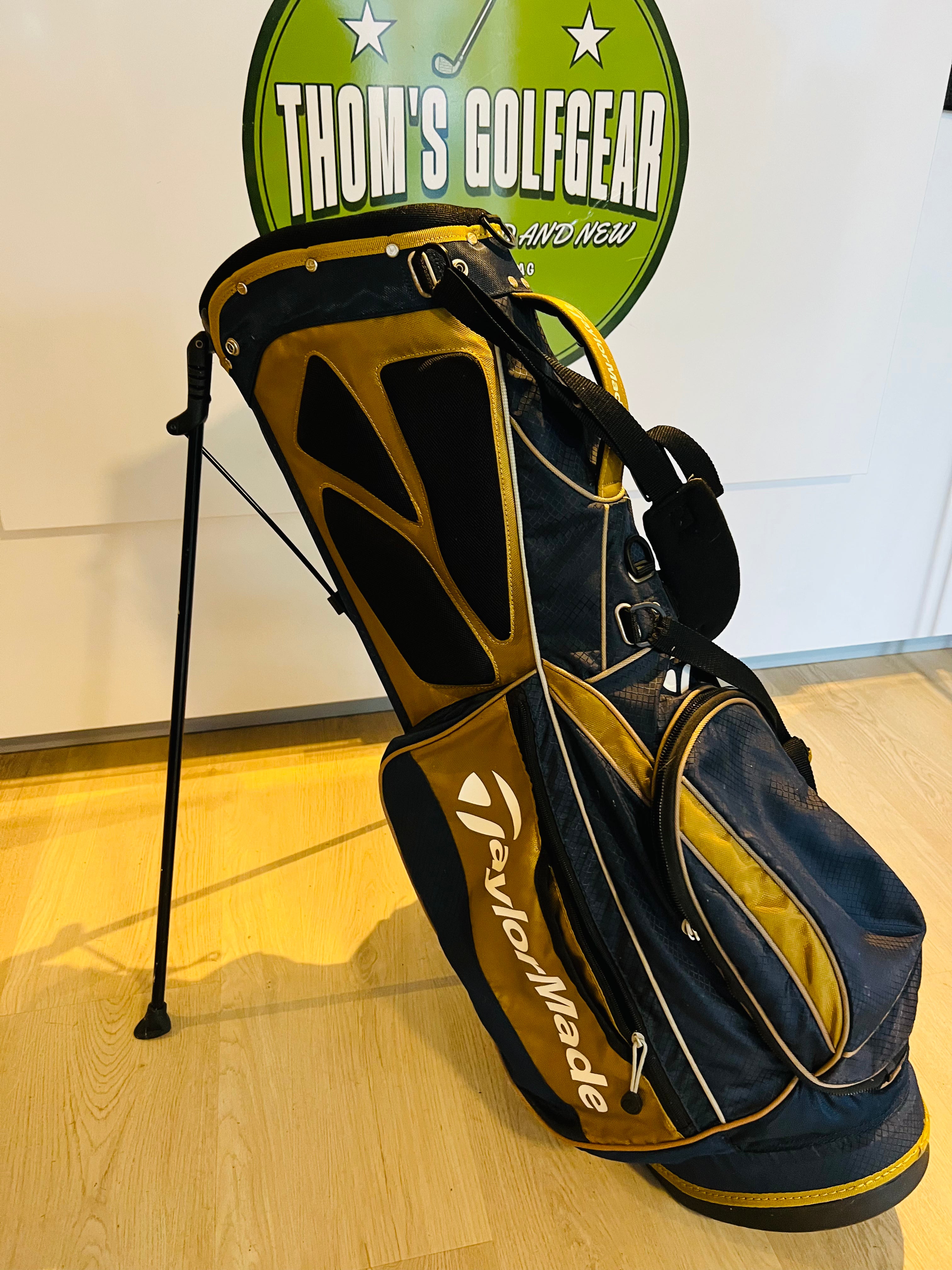 TaylorMade Standbag – Zwart / Navy Blauw / Goud-Geel