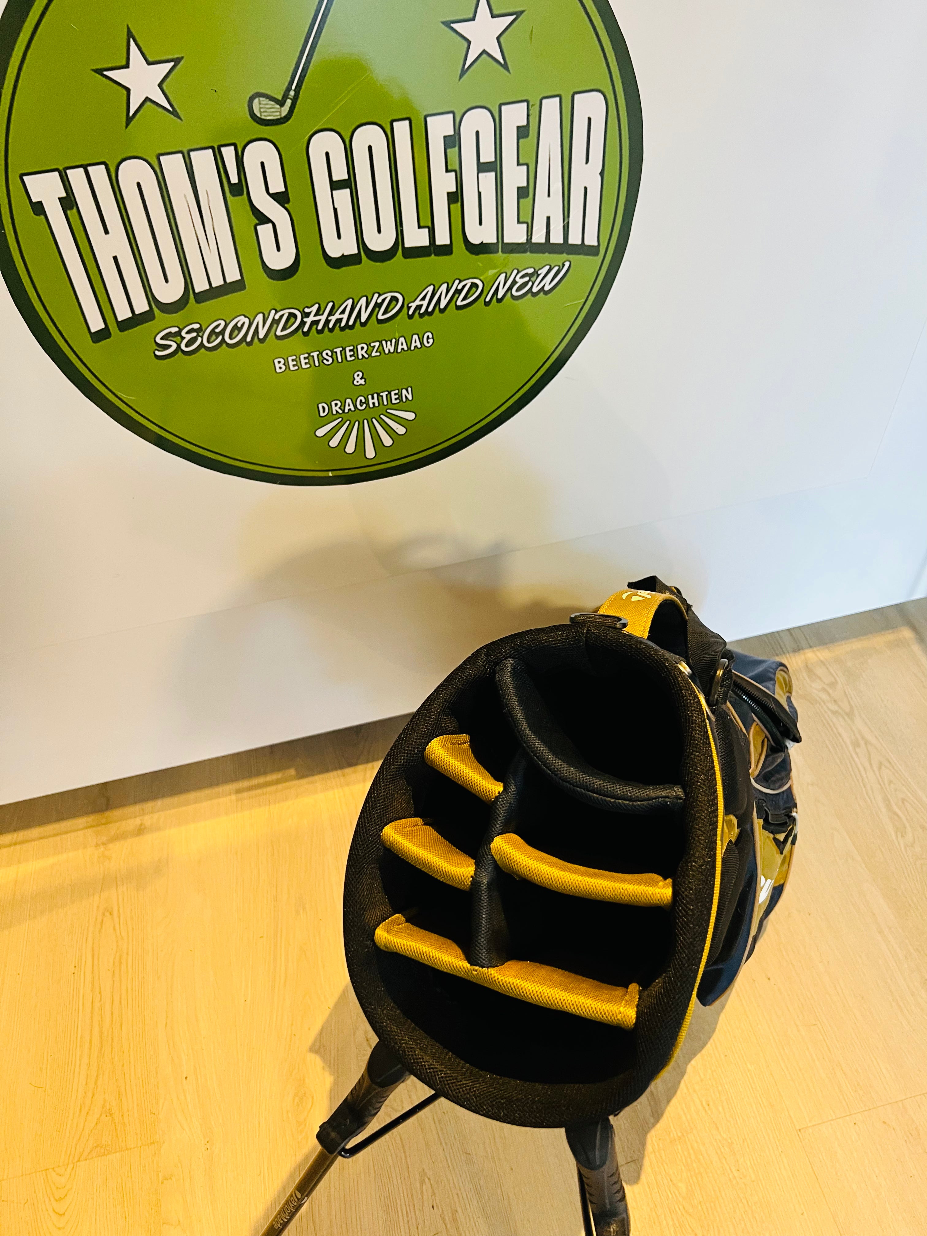 TaylorMade Standbag – Zwart / Navy Blauw / Goud-Geel