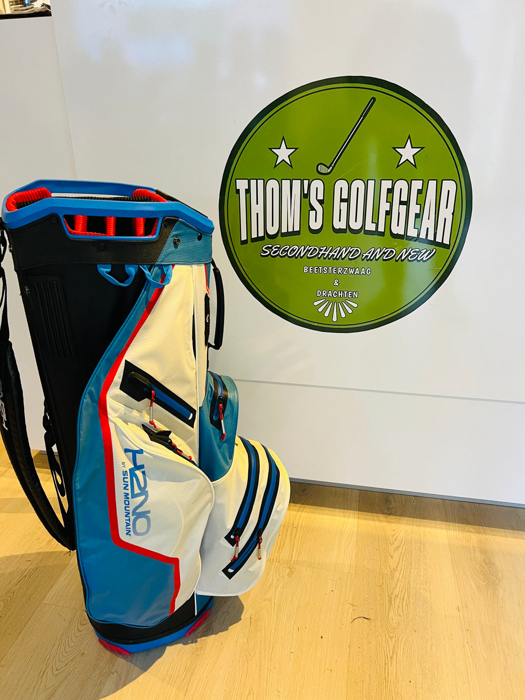 Sun Mountain H2NO Cartbag – Wit / Lichtblauw met Rode Accenten