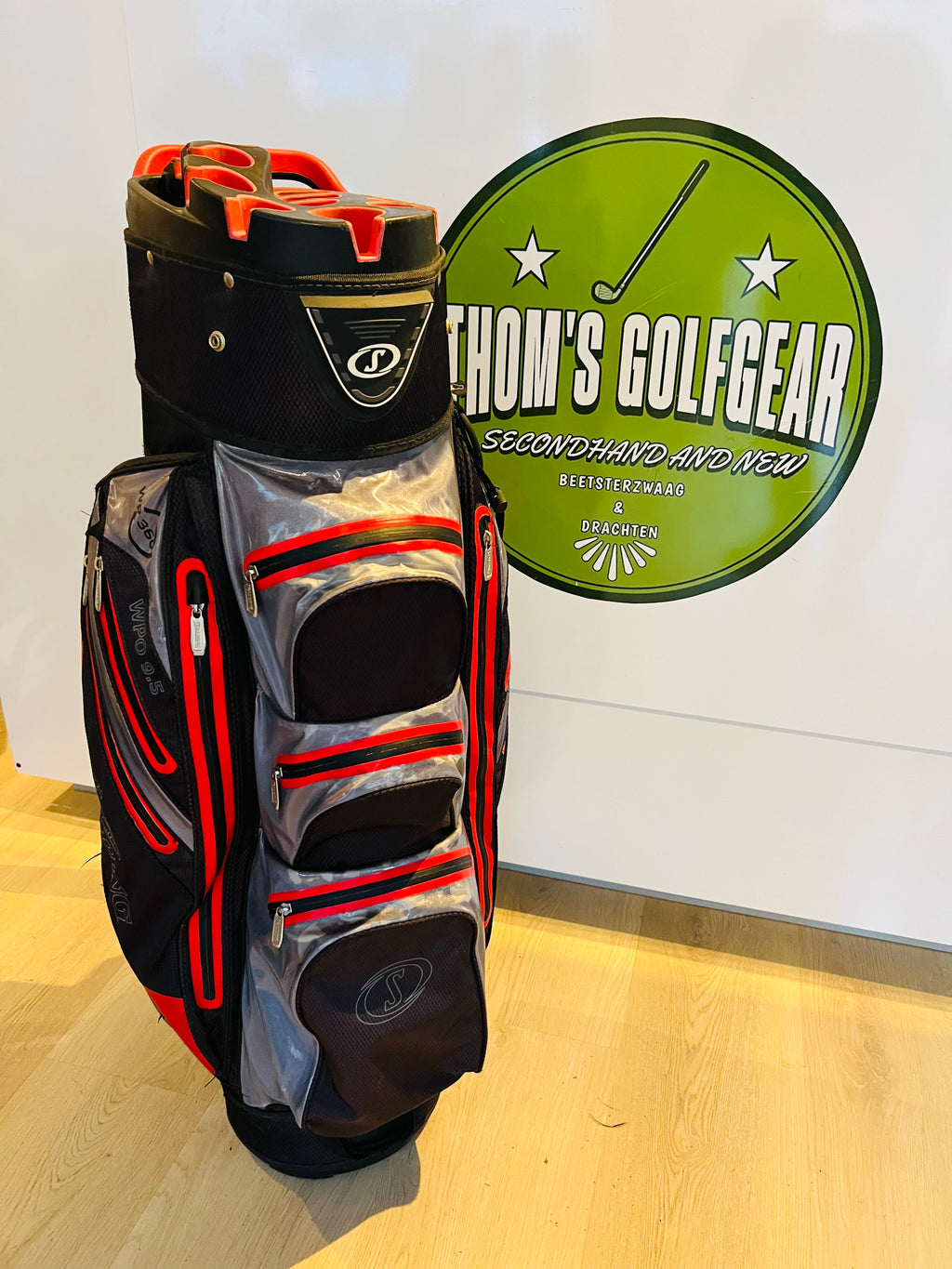 Spalding WPO 9.5 Cartbag – Zwart / Rood / Grijs