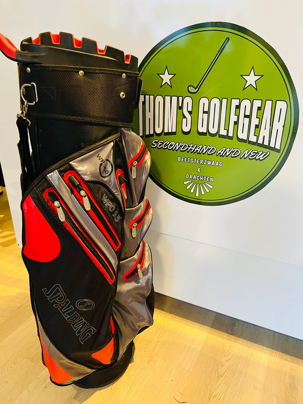 Spalding WPO 9.5 Cartbag – Zwart / Rood / Grijs