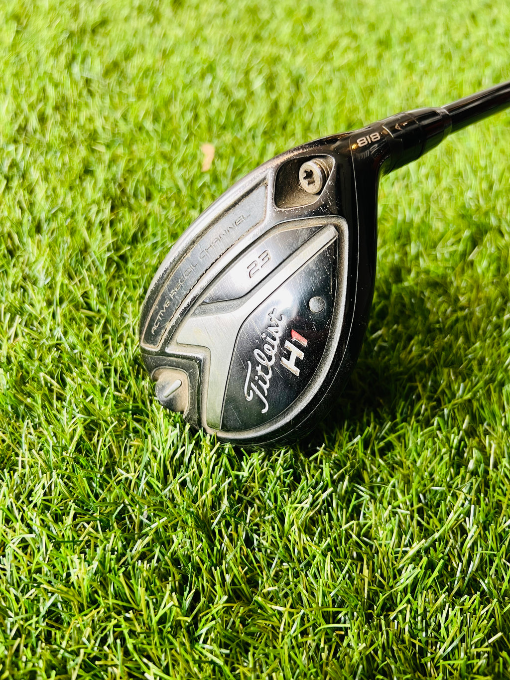 Titelist 818 H1 hybride club met 23° loft, rechtshandig, zichtbaar in afbeelding met golfclub in swingpositie