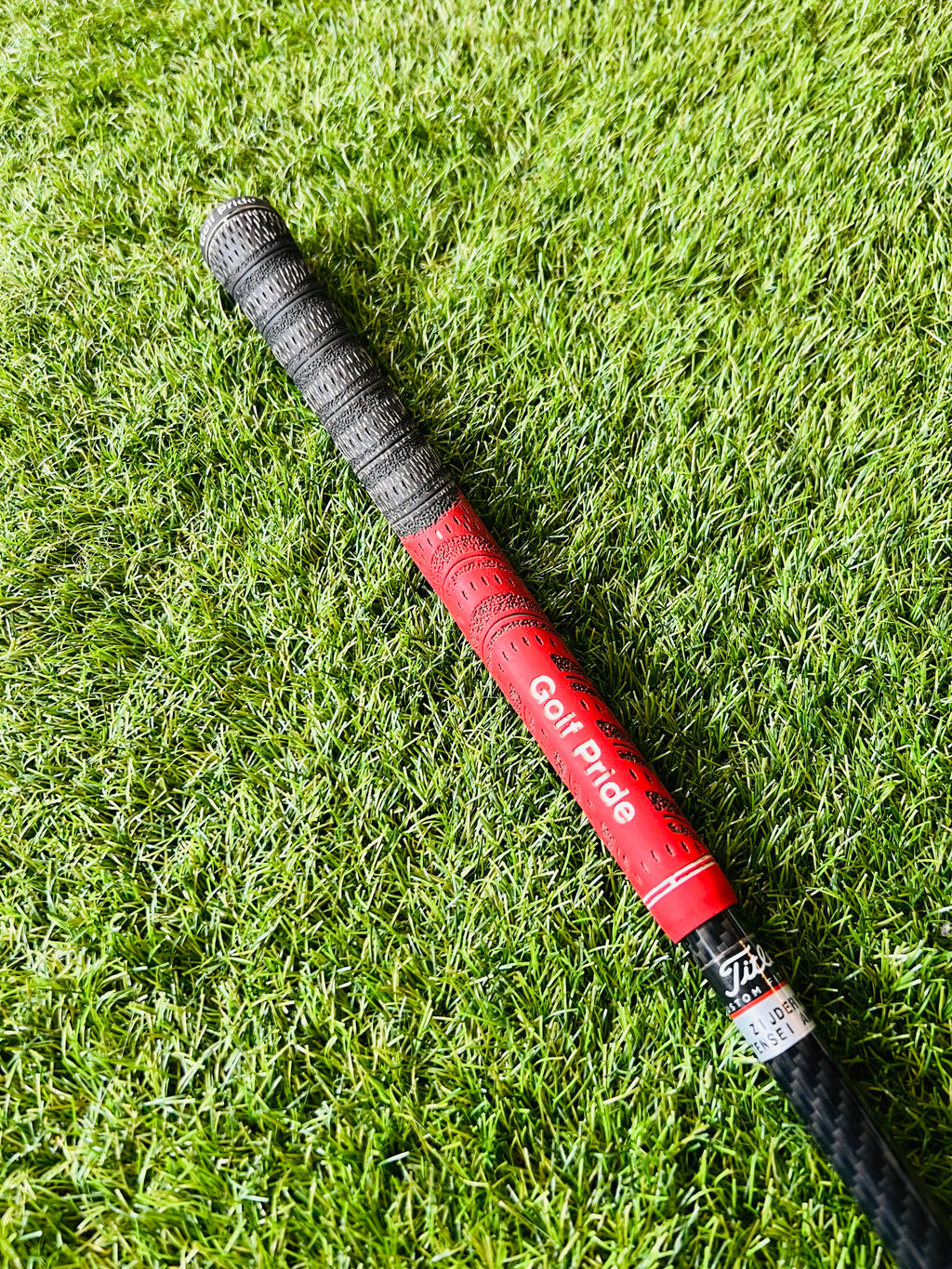 Titleist 818 H1 hybride 23° voor rechtshandige golfers, close-up van de club met grip en clubhoofd.