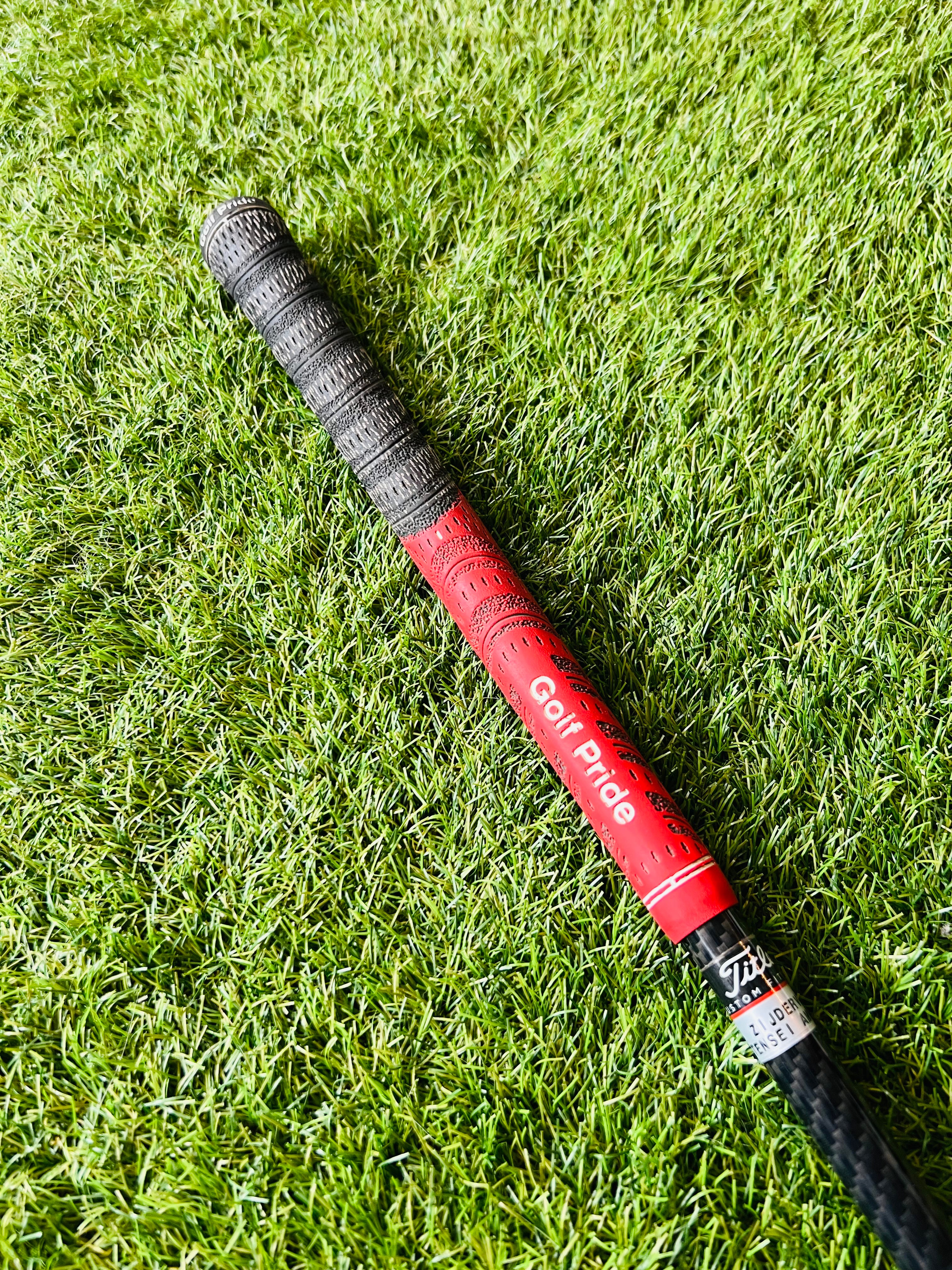 Titleist 818 H1 hybride 23° voor rechtshandige golfers, close-up van de club met grip en clubhoofd.