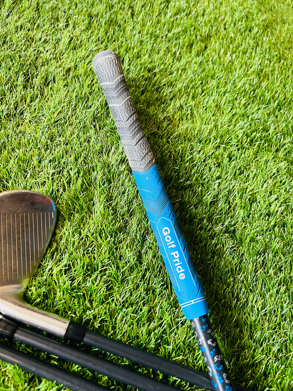 Rechtshandige Callaway XR Pro Cup 360 ijzers set 5 tot PW, golfclubs met staal shaft en zachte grip, zichtbaar in de afbeelding.