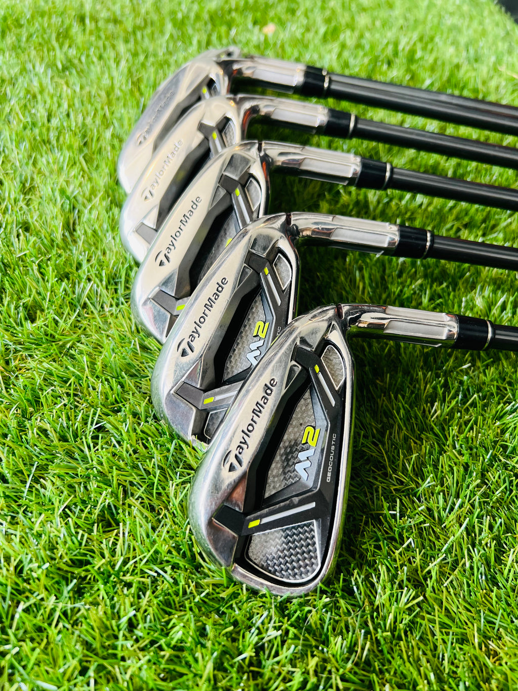 TaylorMade M2 ijzerset 5 tot PW rechtshandig met +0,5 graad loft, golfclubs op beeld voor heren.