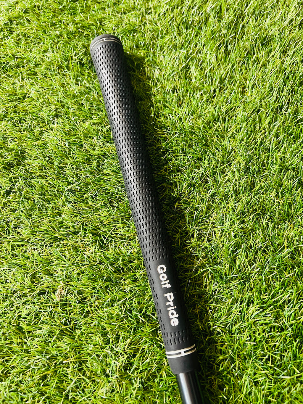Rechtshandig TaylorMade M2 ijzerset 5 tot PW met +0,5 loft, golfclubs gelegd op een golfbaan.