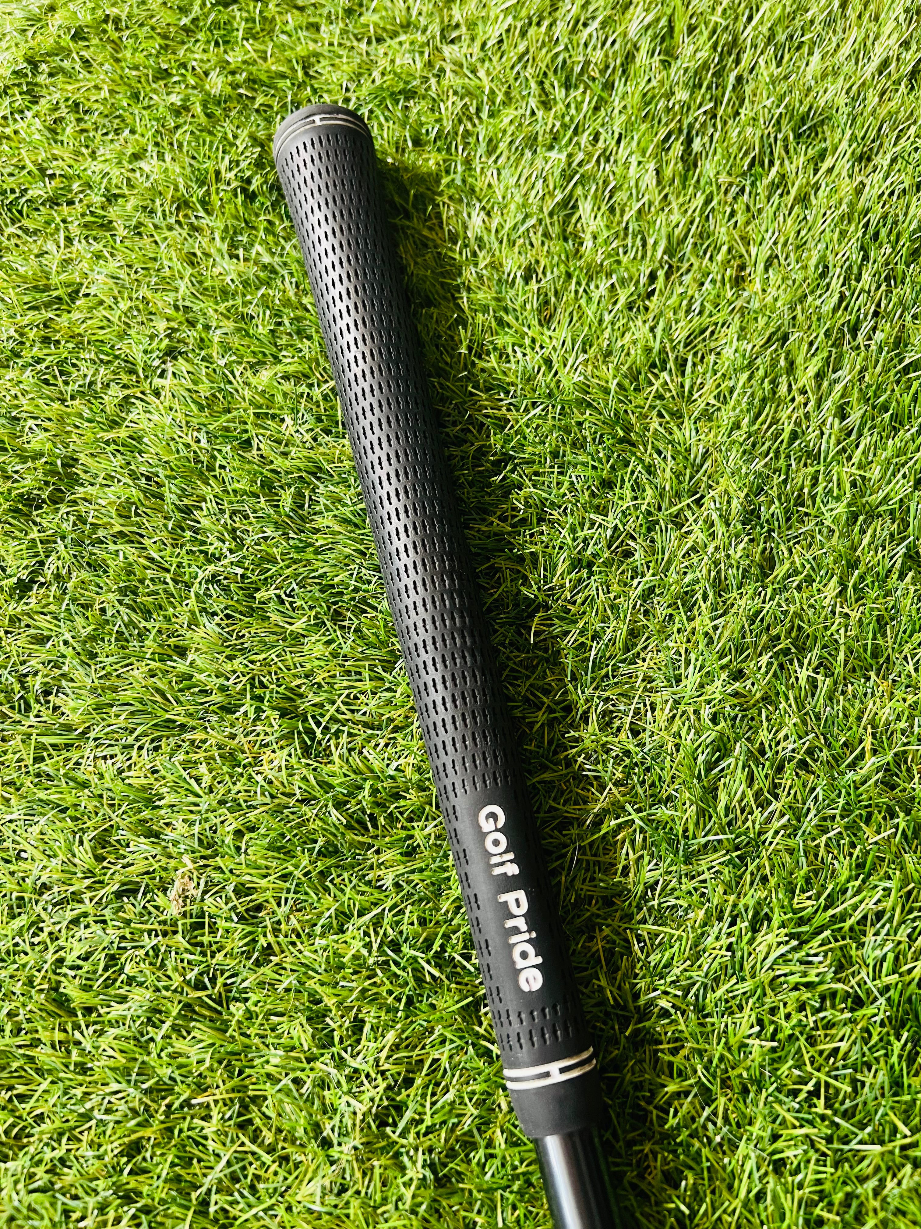 Rechtshandig TaylorMade M2 ijzerset 5 tot PW met +0,5 loft, golfclubs gelegd op een golfbaan.