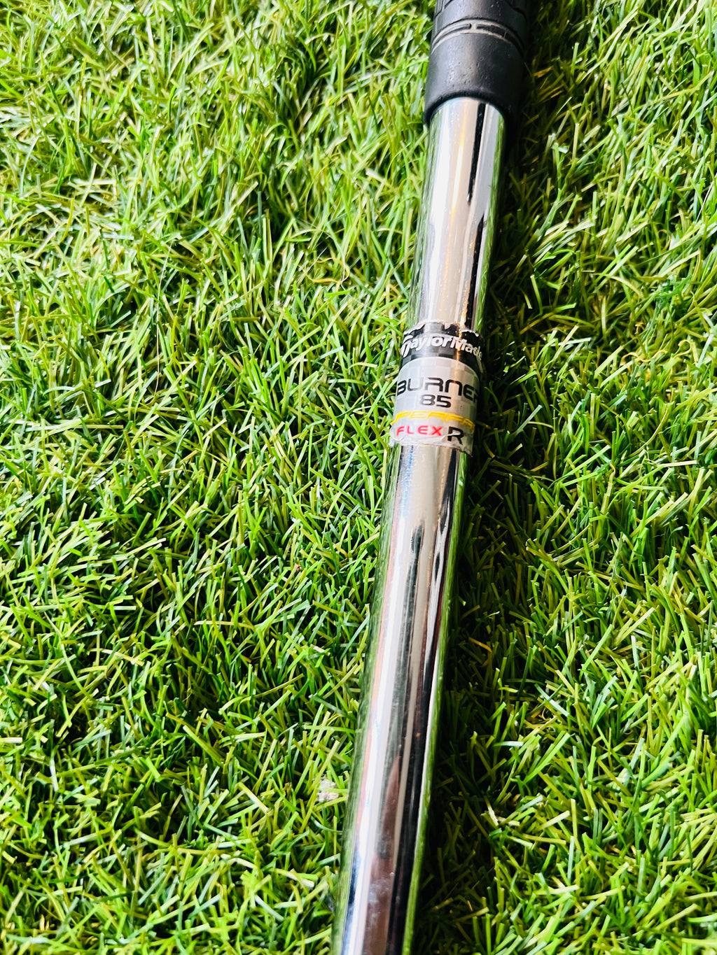 TaylorMade Burner Plus ijzers 4 tot PW rechtshandig met +0,5 graad lies, golfclubs op een golfbaan
