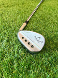 Mannetje dat de Callaway MD3 Milled Wedge 58° met 8 bounce vasthoudt, rechtshandig, close-up van de golfclub.