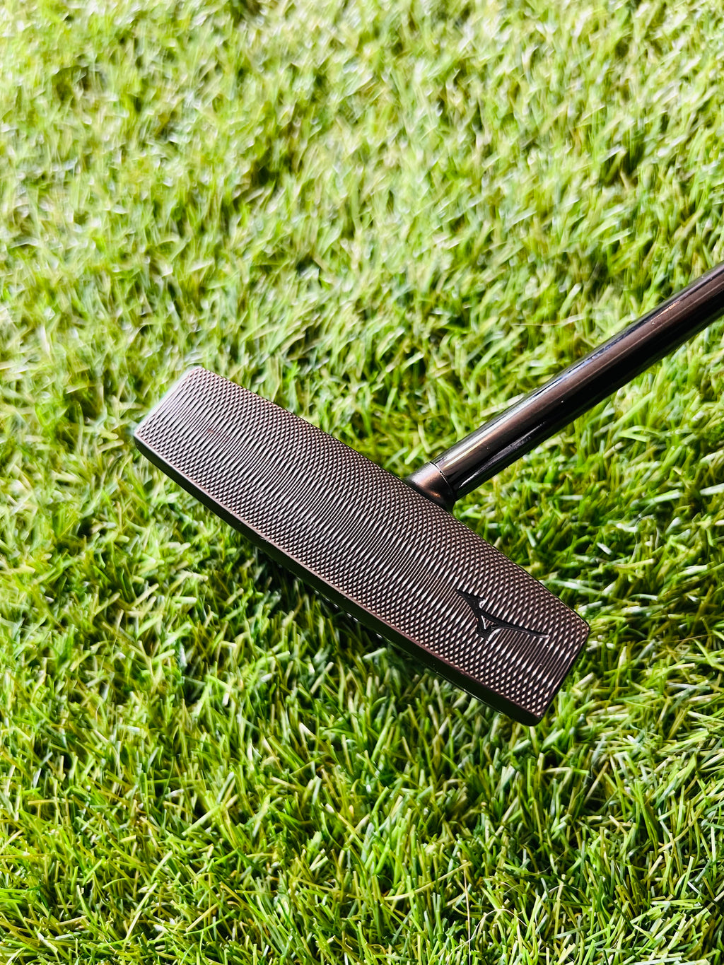 Mizuno M-Craft OMOI 05 putter van 34 inch voor rechtshandige golfers, golfclub met houten handgreep en metalen kop.