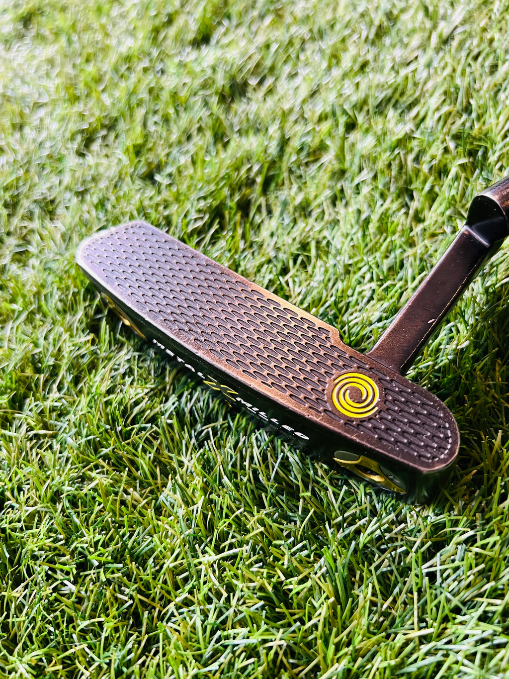 Odyssey Metal-X Milled #1 putter van Thom's Golfgear, 34 inch, rechtshandig, close-up van de metaalgebeitelde kop en grip.