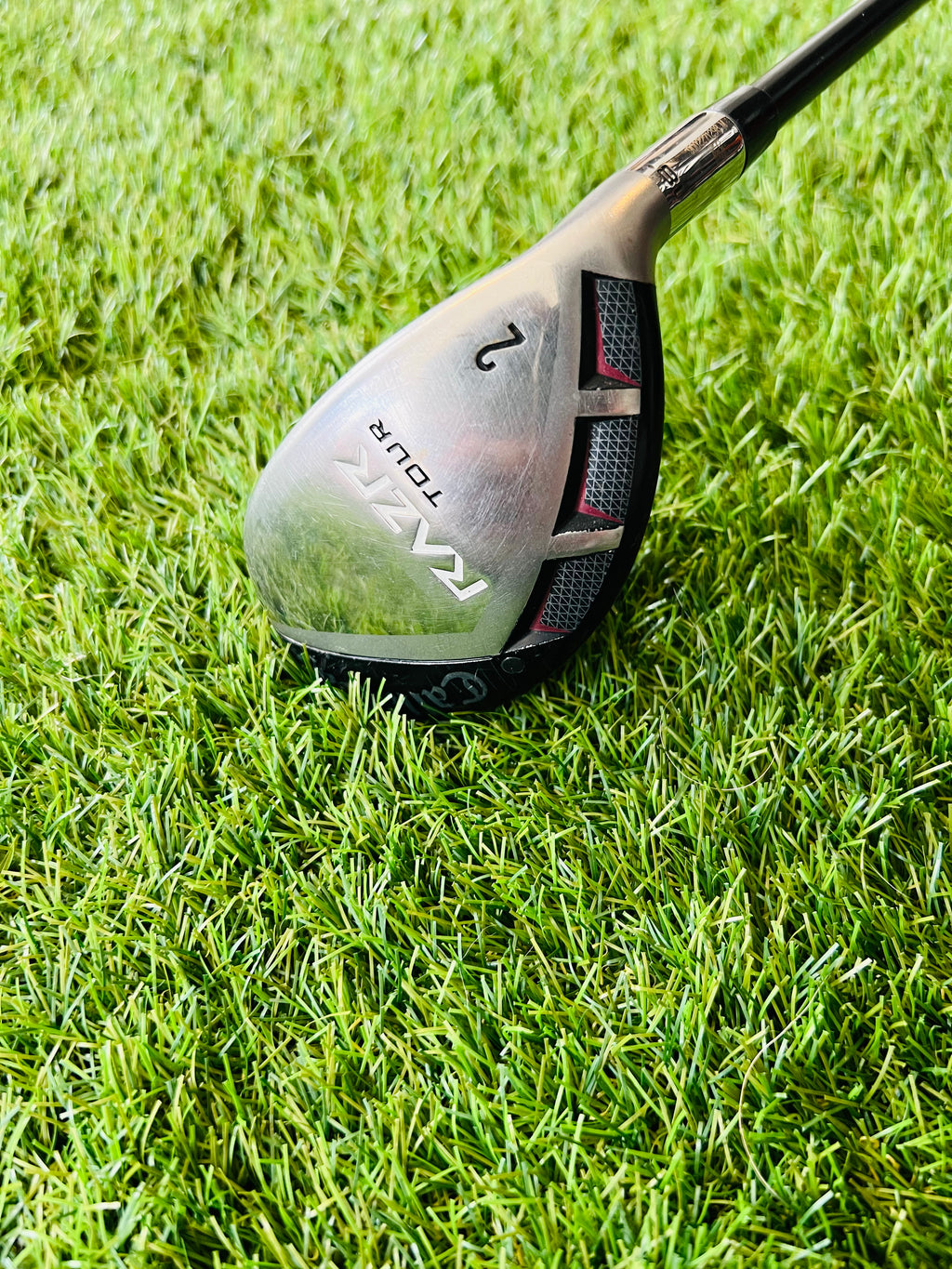 Rechtshandige Callaway RAZR X Tour hybride 2 (18°) golfclub met zwarte grip en stijlvolle clubkop voor heren.