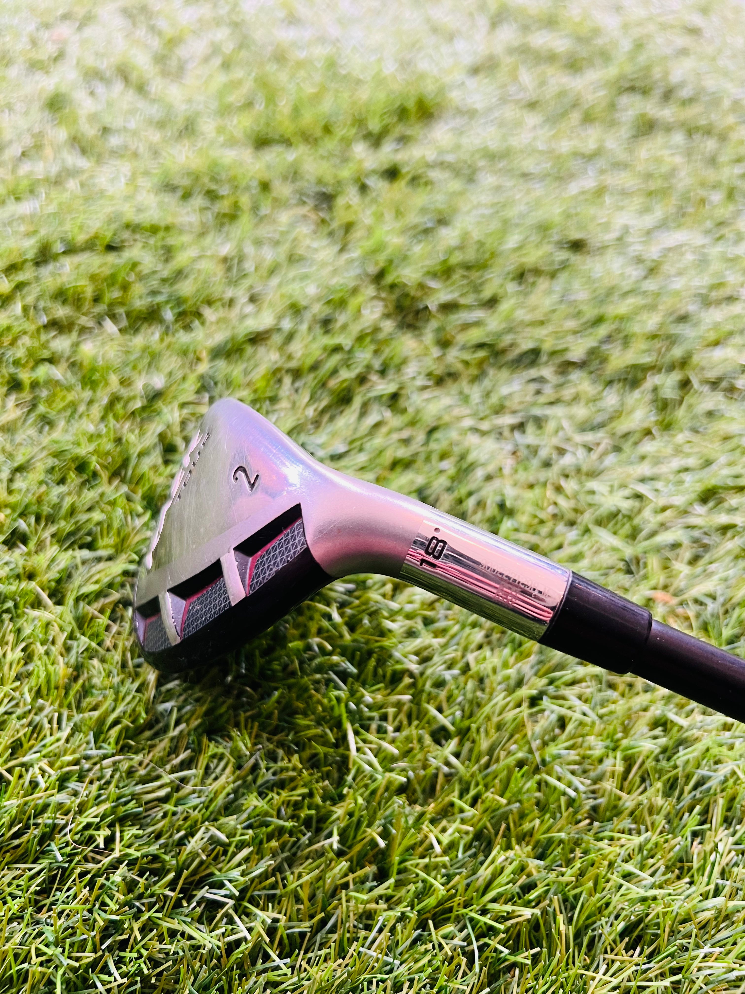 Rechtshandige Callaway RAZR X Tour hybride 2 (18°) golfclub met zwarte afwerking en roestvrijstalen clubhoofd.