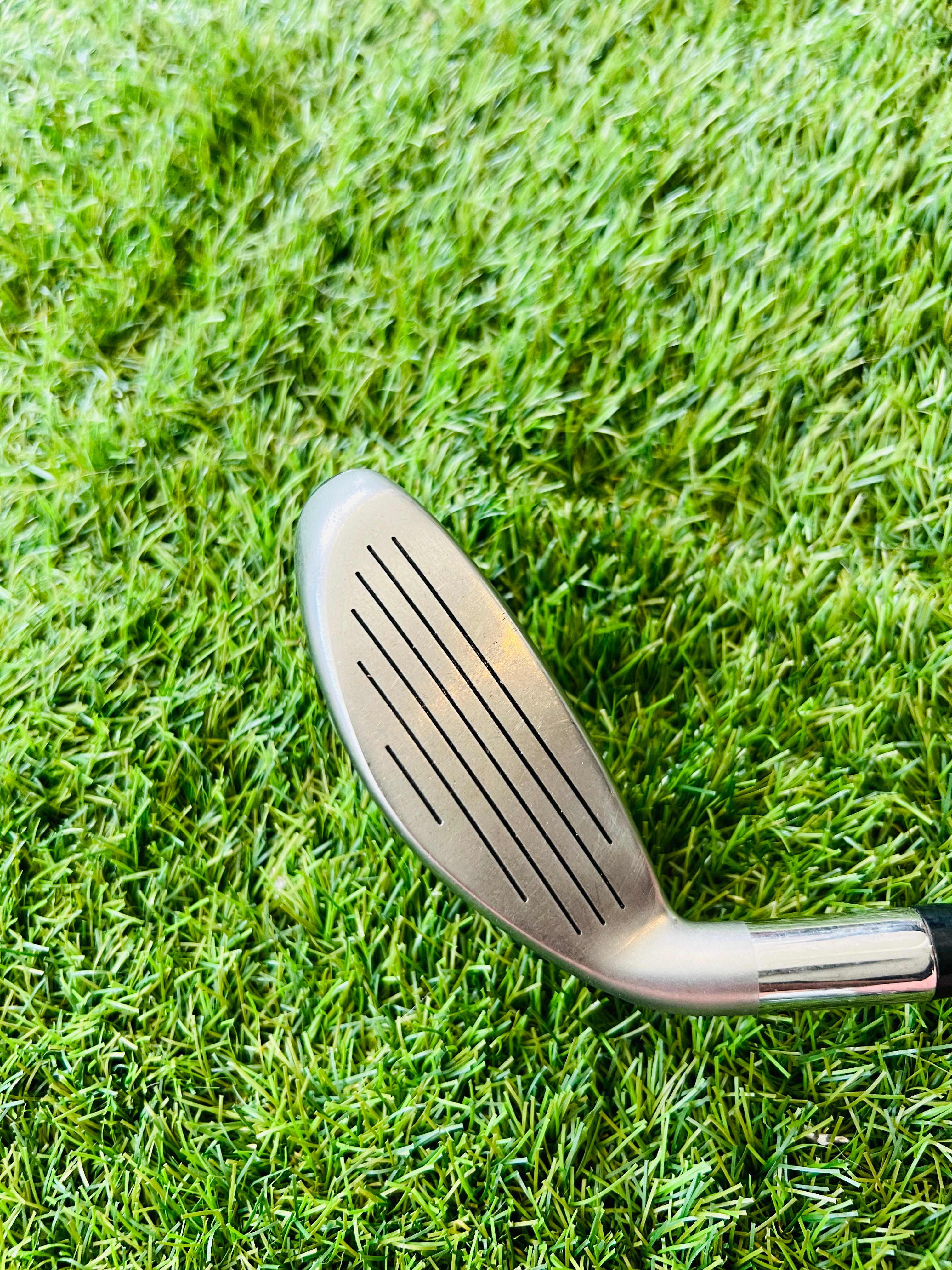 Rechtshandige Callaway RAZR X Tour hybride 4 (24°) golfclub, close-up van de clubkop met grip en loft.