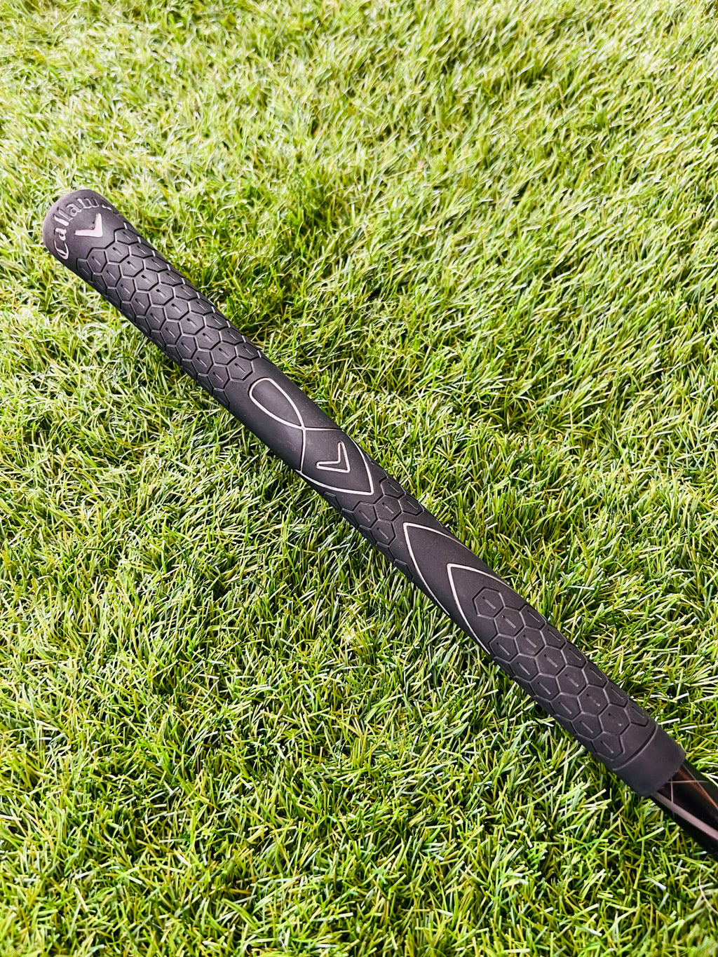 Rechtshandige Callaway RAZR X Tour hybride 4 (24°) golfclub met zwarte axiale en grijze clubkop, geschikt voor golfers.