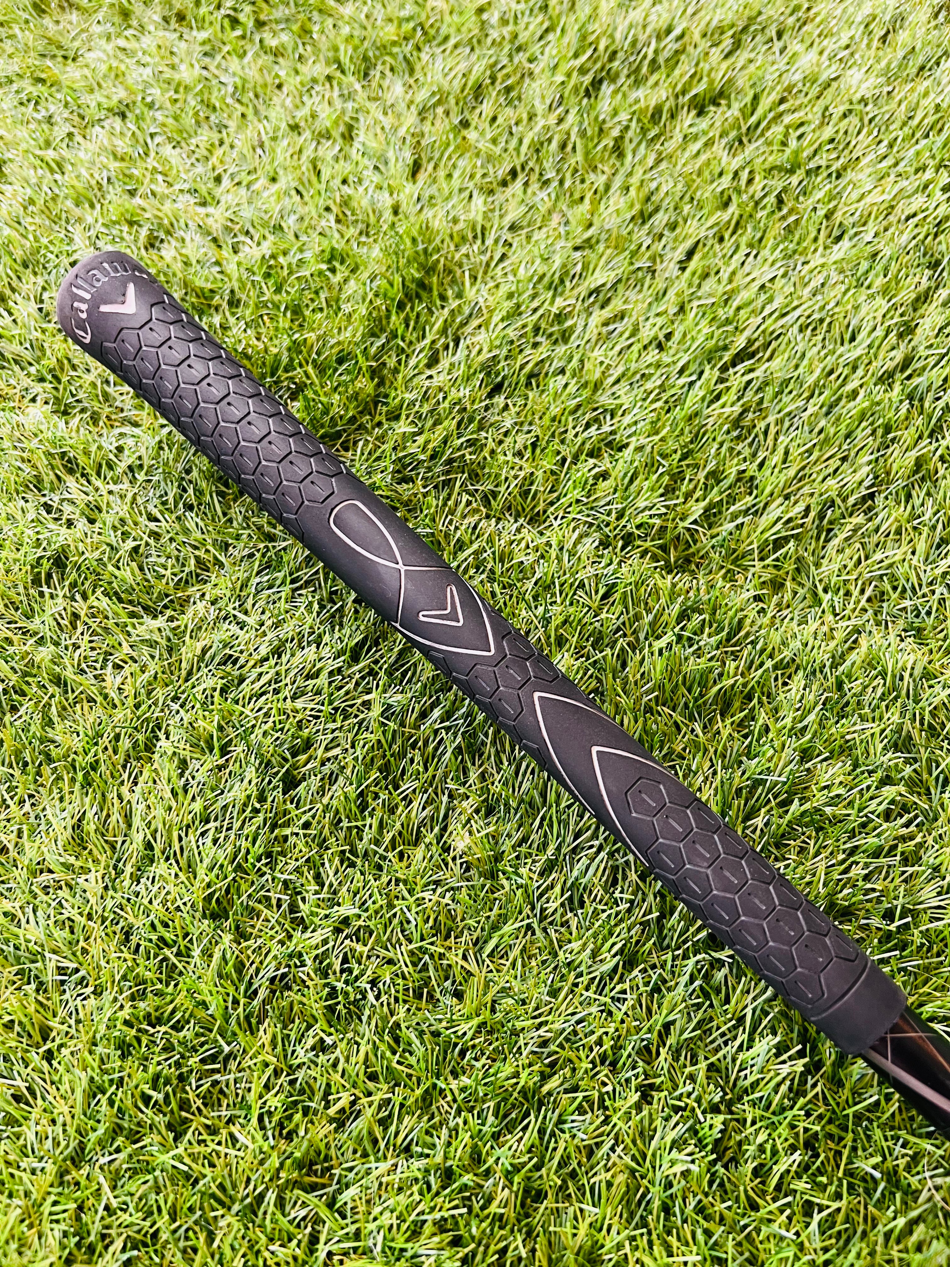 Rechtshandige Callaway RAZR X Tour hybride 4 (24°) golfclub met zwarte axiale en grijze clubkop, geschikt voor golfers.