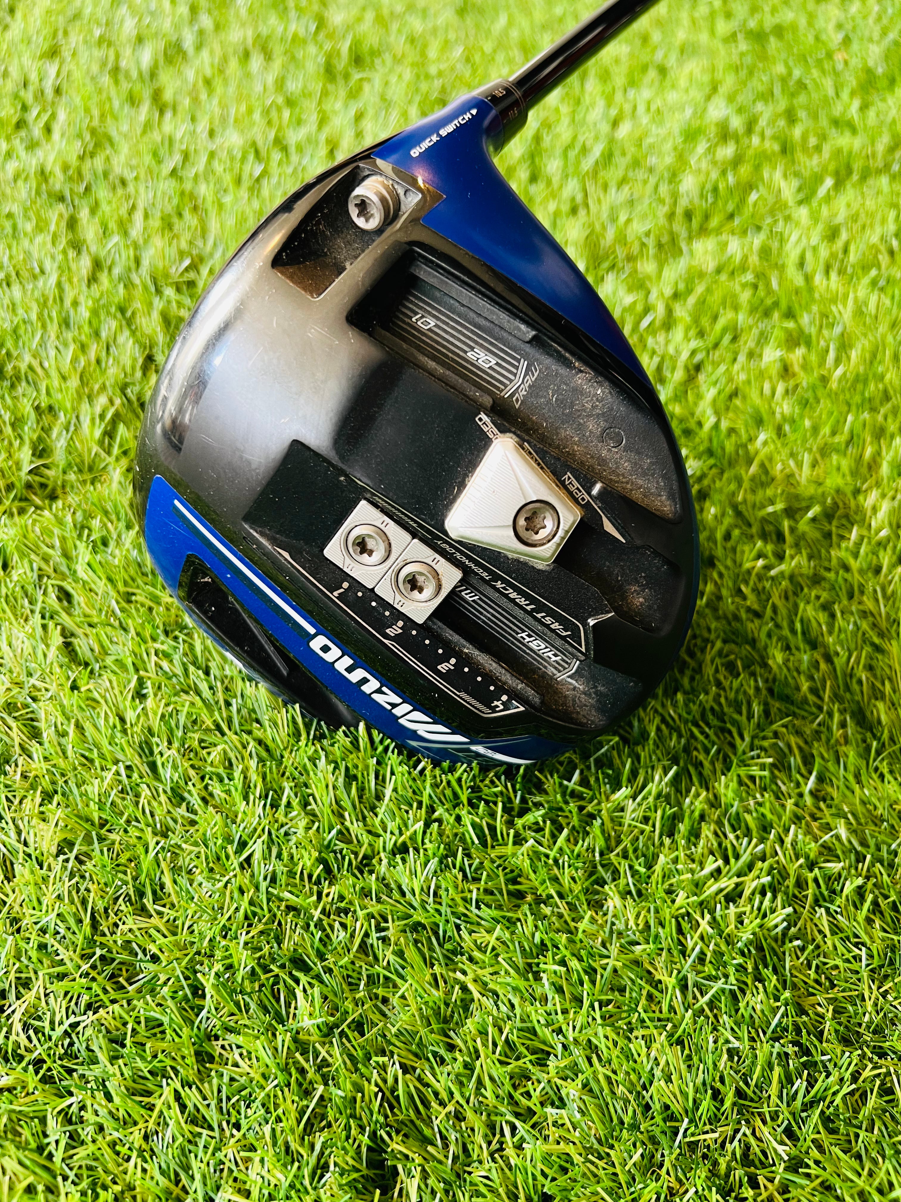 Verstelbare Mizuno GT180 driver voor rechtshandige golfers, met een comfortabele grip en aerodynamisch ontwerp.