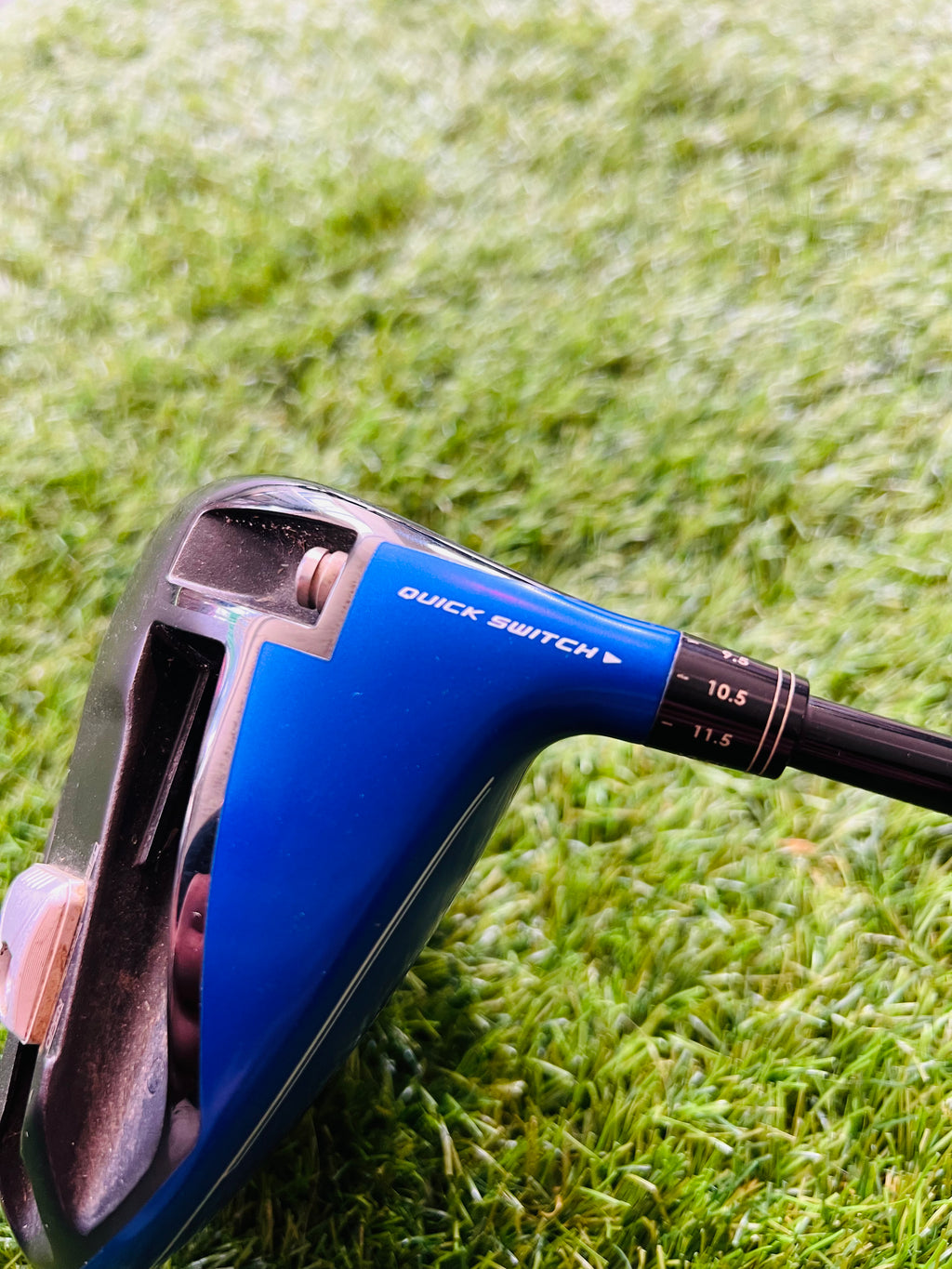 Verstelbare Mizuno GT180 driver voor rechtshandige golfers, met een overzicht van de club en grip op een golfbaan.