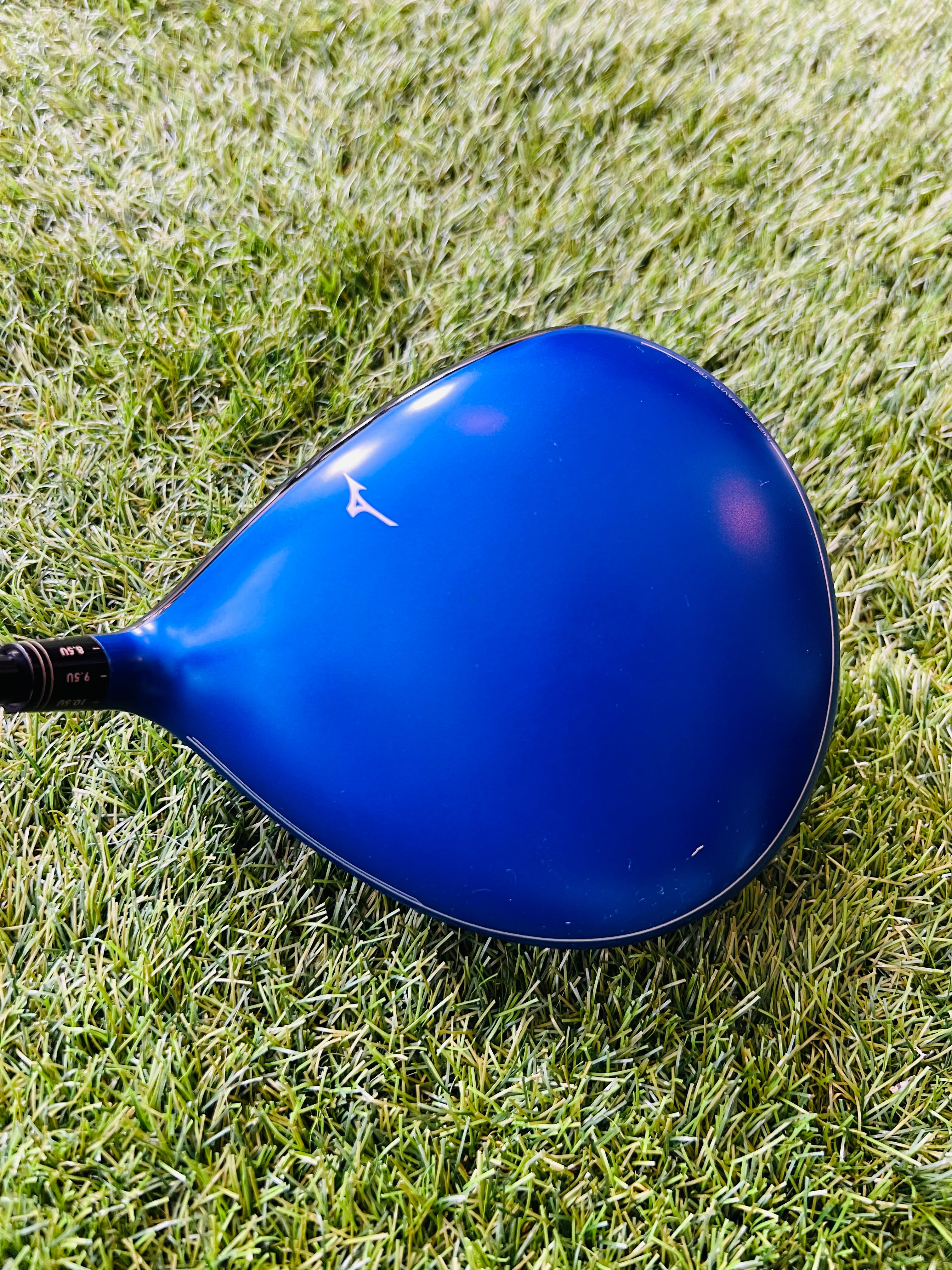 Verstelbare Mizuno GT180 driver voor rechtshandige golfers, met een grote clubkop en grip, klaar voor gebruik op de golfbaan.