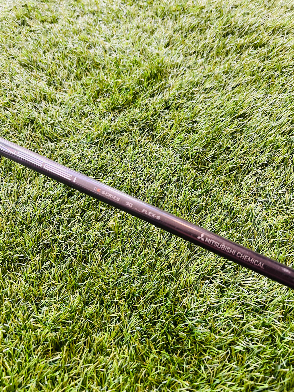 Verstelbare Mizuno GT180 Driver voor rechtshandige golfers, met houten clubhoofd en grip, geschikt voor hoge prestaties op de golfbaan.