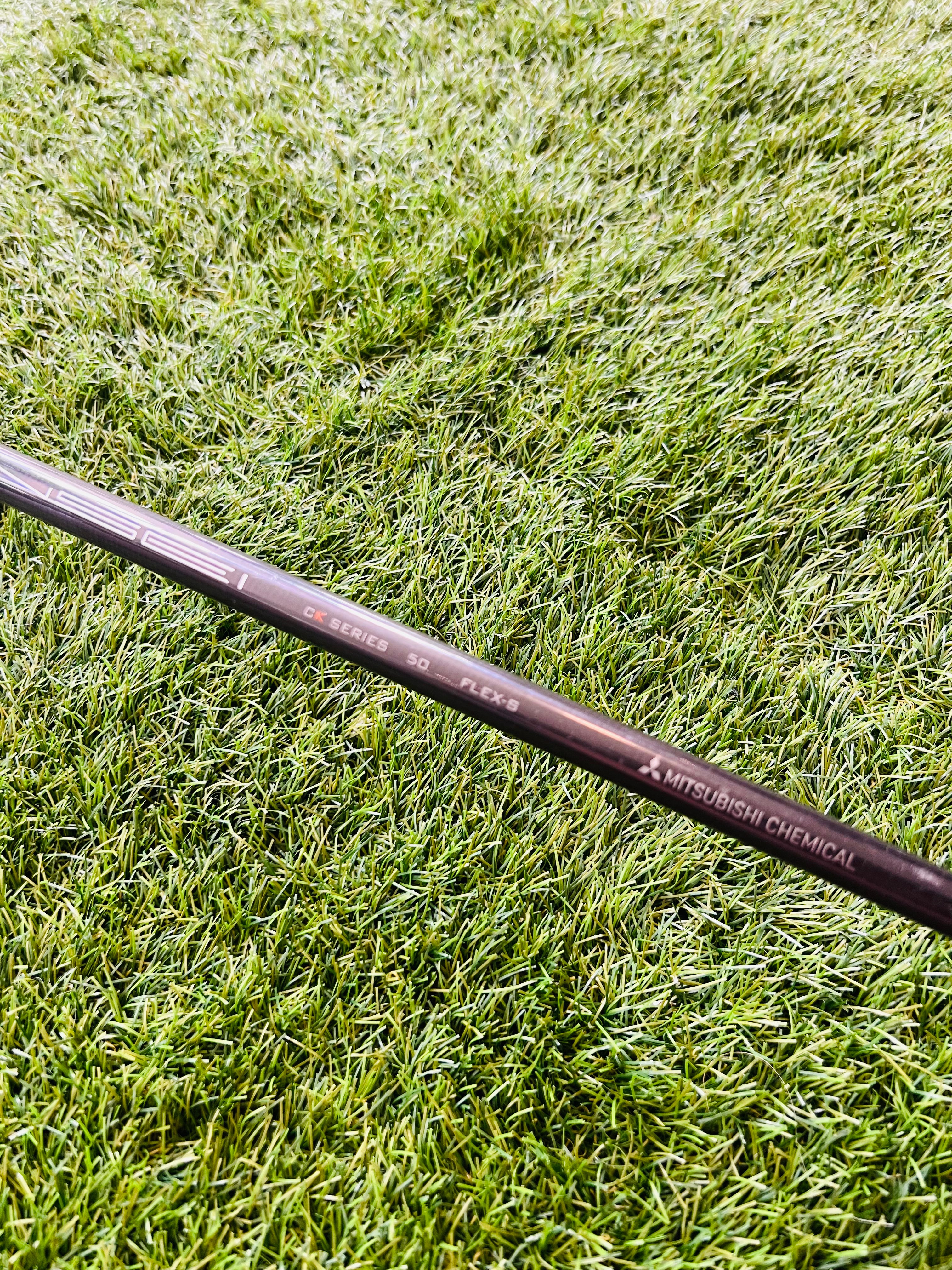 Verstelbare Mizuno GT180 Driver voor rechtshandige golfers, met houten clubhoofd en grip, geschikt voor hoge prestaties op de golfbaan.