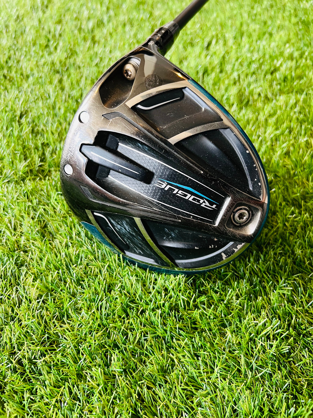 Lichtgewicht Callaway Rogue Driver 9° rechtshandig met golfclubhoofd en grip, geschikt voor golfers.