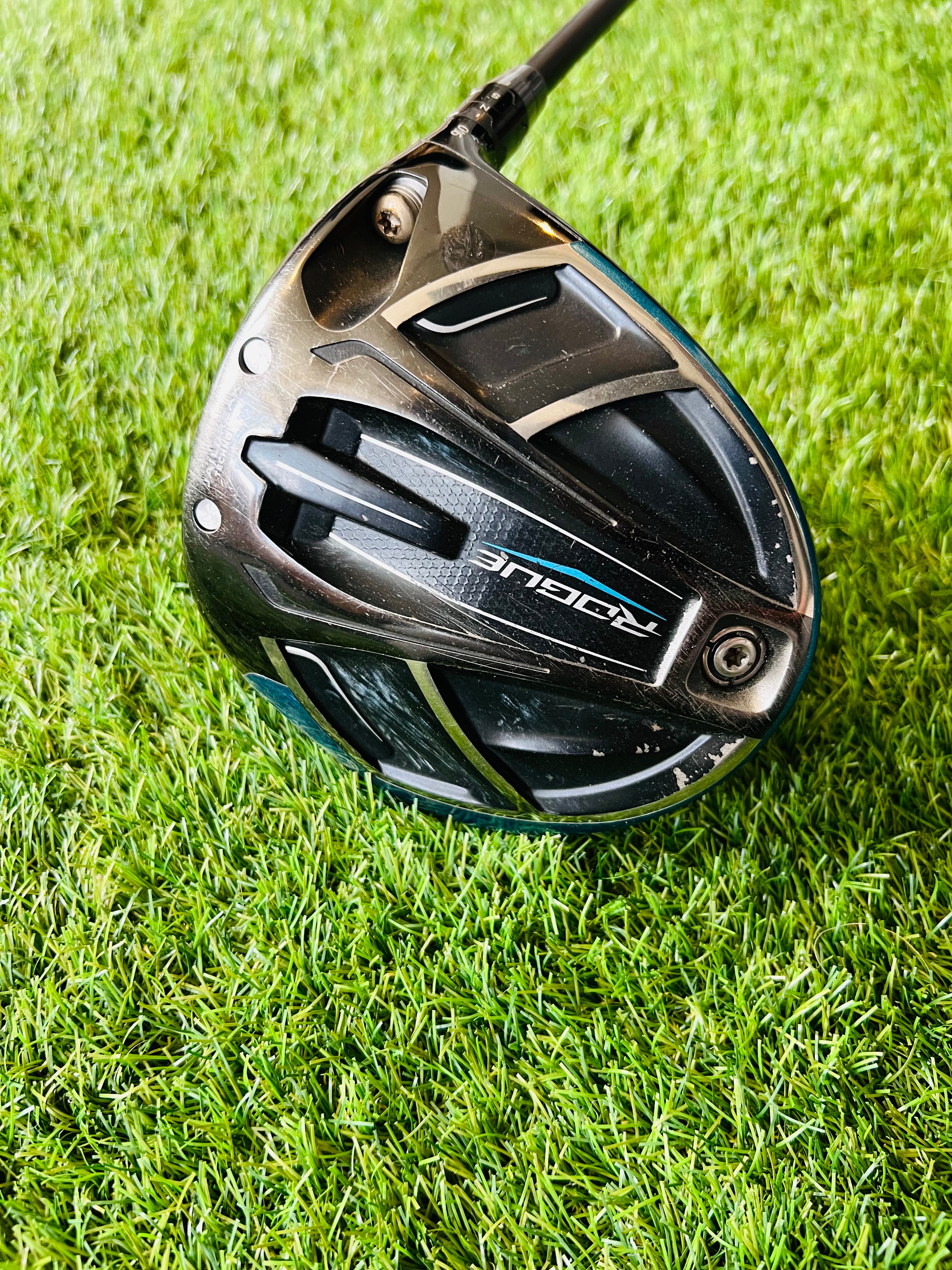 Lichtgewicht Callaway Rogue Driver 9° rechtshandig met golfclubhoofd en grip, geschikt voor golfers.