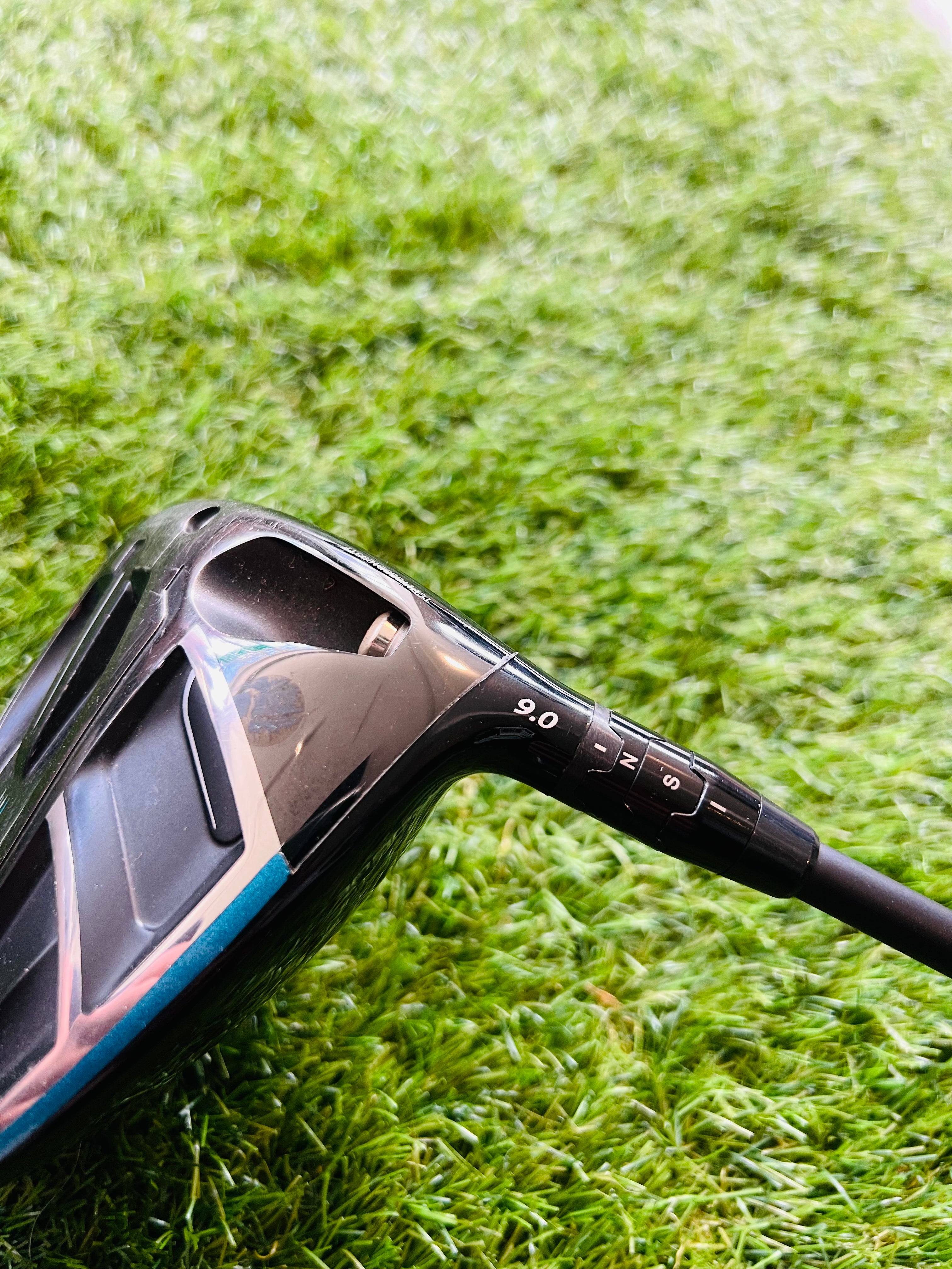 Rechtshandige Callaway Rogue Driver 9° met zwarte afwerking, zichtbaar in de afbeelding, ideaal voor golfspelers.