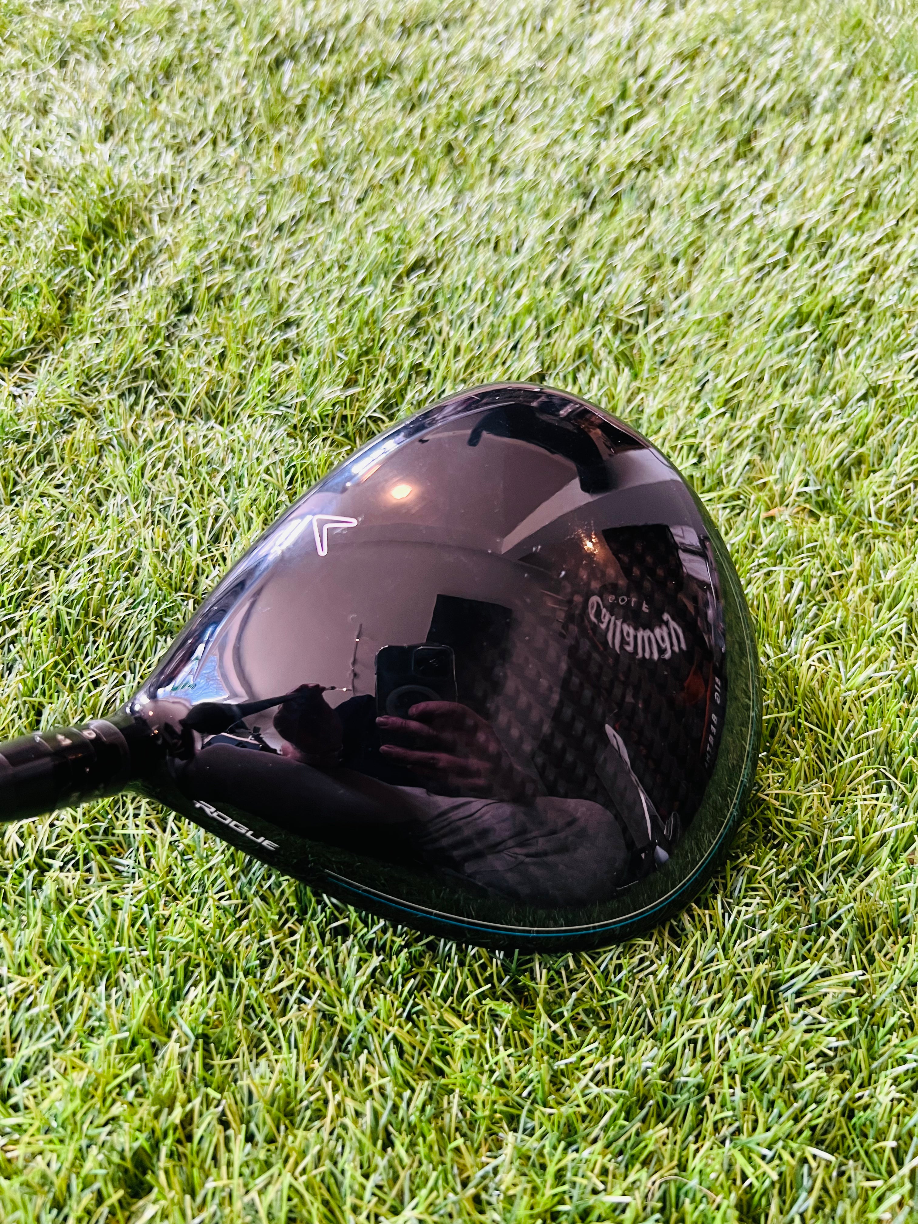 Rechtshandige Callaway Rogue Driver 9° met grote clubhoofd en graphite shaft, liggend op een golfbaan.