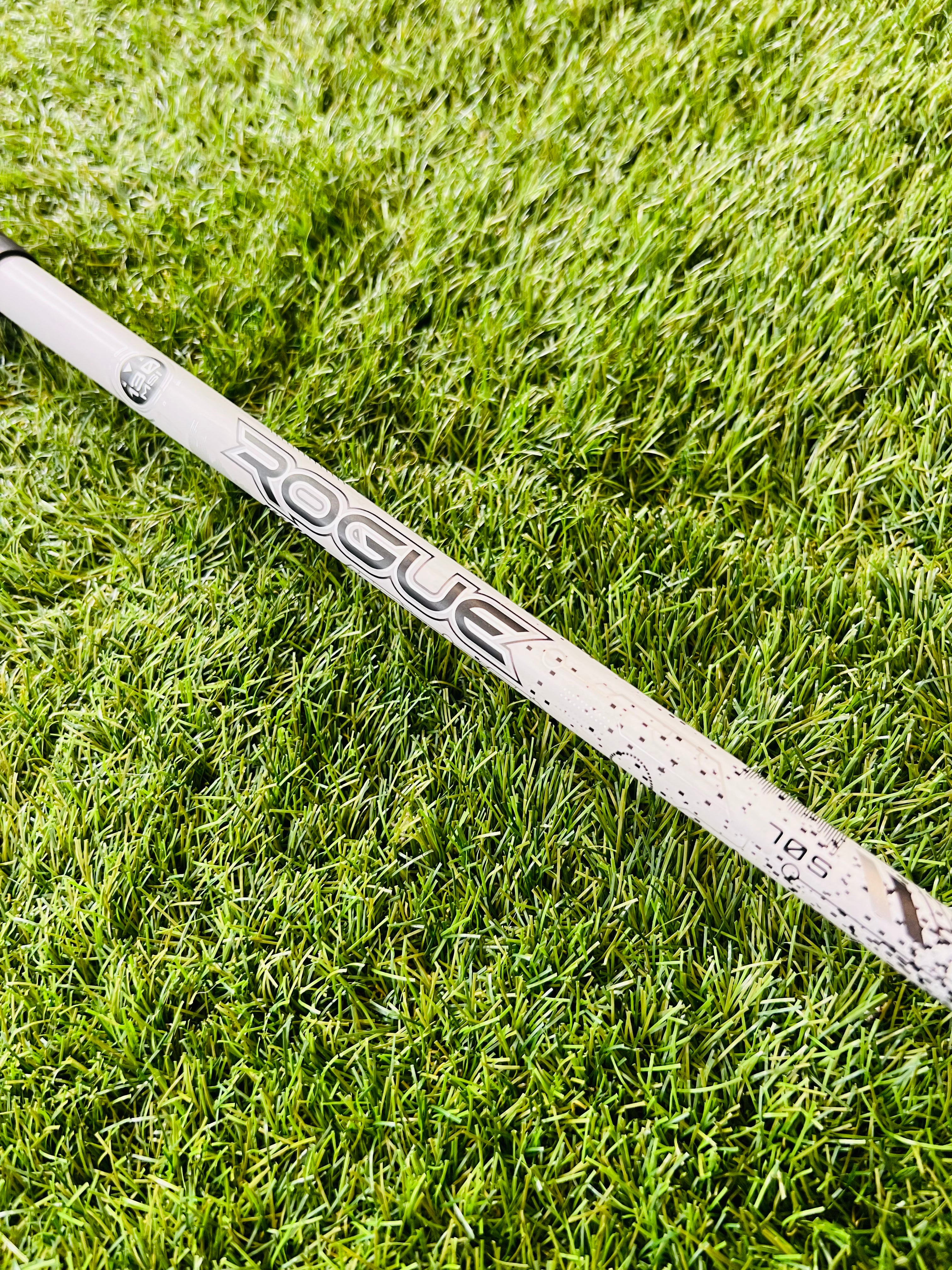 Rechtshandige Callaway Rogue driver met 9° loft, golfclub met zwarte grip en titanium clubhoofd voor maximale afstand.