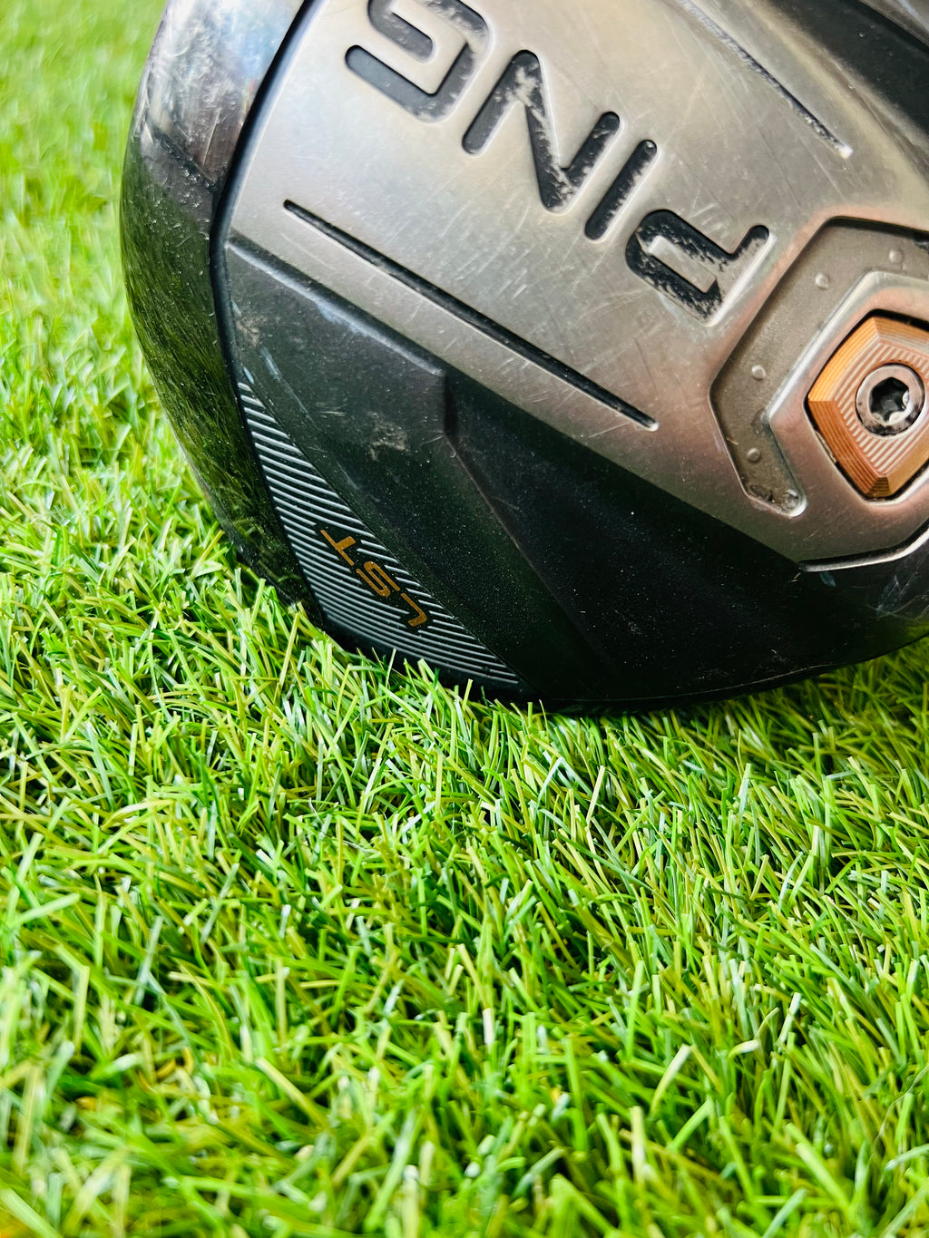 Rechtshandige PING G400 LST driver met 8,5° loft, golfclub met graphite shaft en royale clubkop voor lange slagen.
